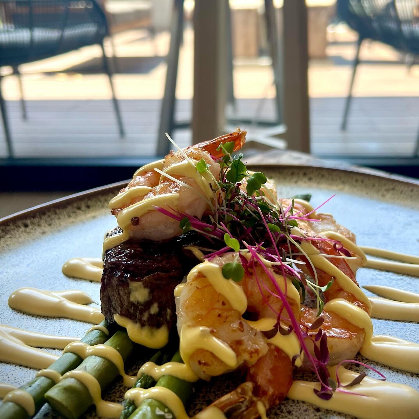 Portoro beef filet mignon. Garlic prawns. Asparagus. Hollandaise. 
An old favourite on the board tonight. 
Until sold out.