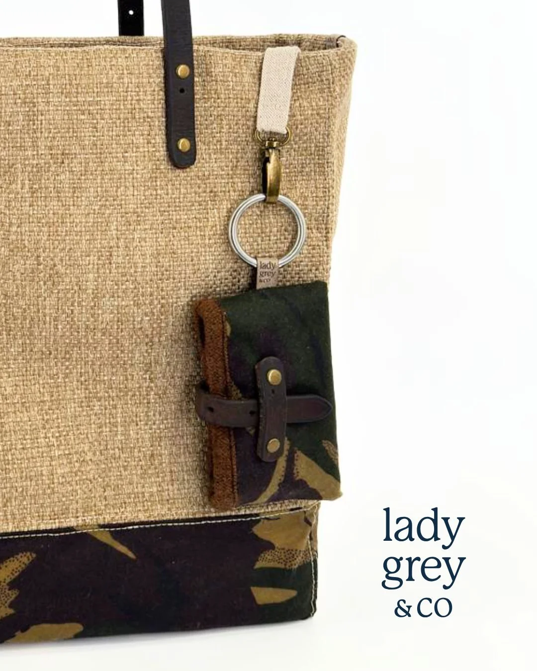 Meet Papalito &ndash; Camo, the perfect mini clip-on pouch for your essentials.
Designed to hold your driver&rsquo;s licence and cards, and made to pair effortlessly with every Lady Grey &amp; Co bag. Clip it onto the built-in key clip in any of our 