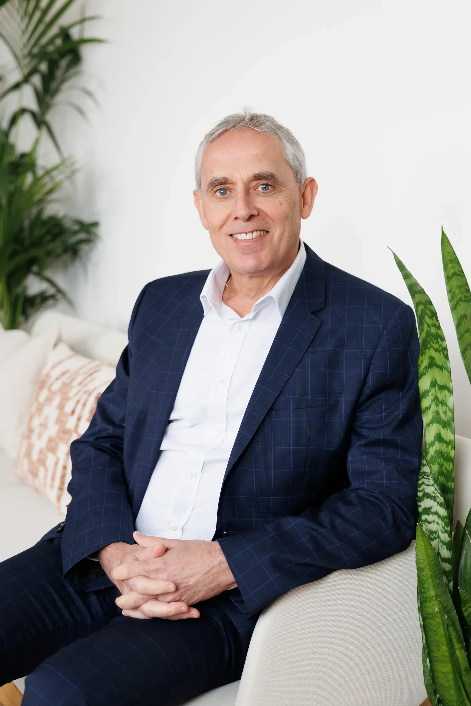 Sampson Fielding Partner Stephen Lerner FCA smiling and sat on a couch at their chartered accountancy firm in Central London