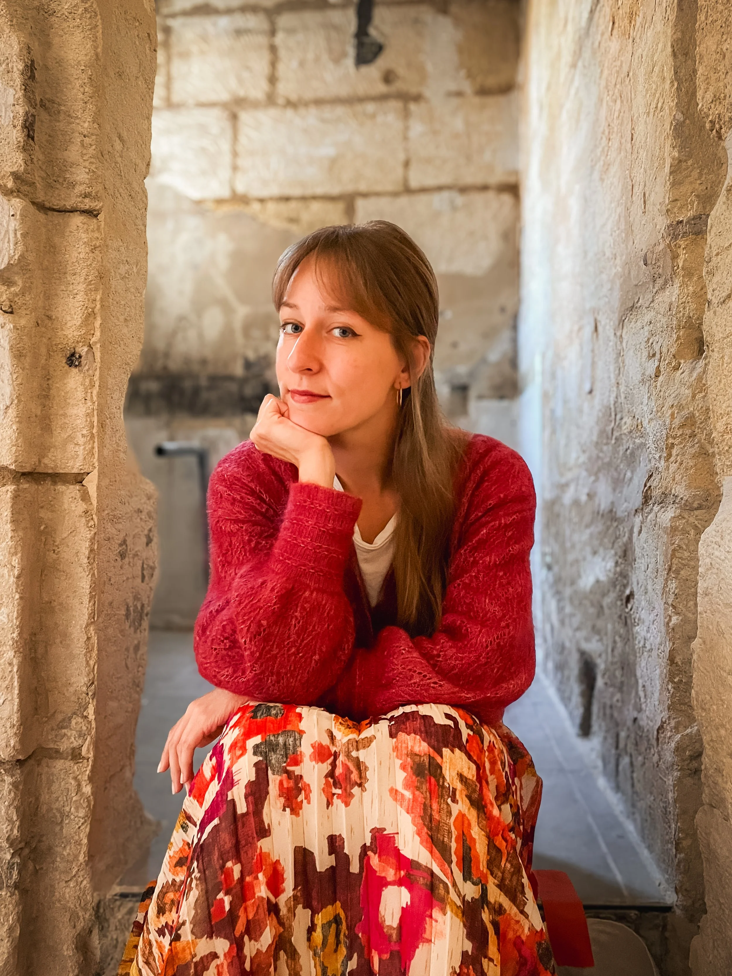 Isabelle Brenig, artiste peintre, assise dans son atelier en rénovation à Bordeaux.