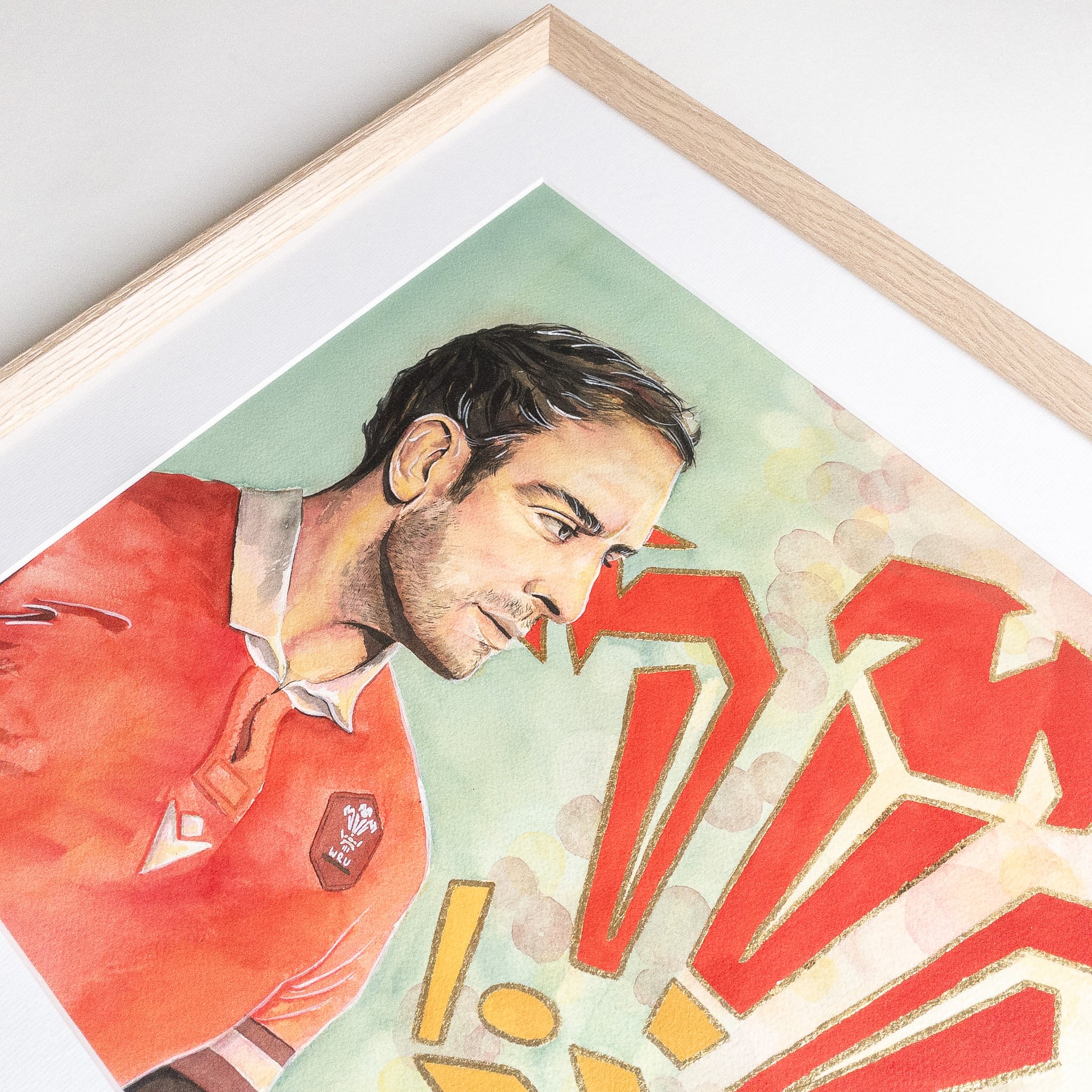 Portrait d'Alun Wyn Jones en aquarelle, cadre chêne naturel, vue en perspective