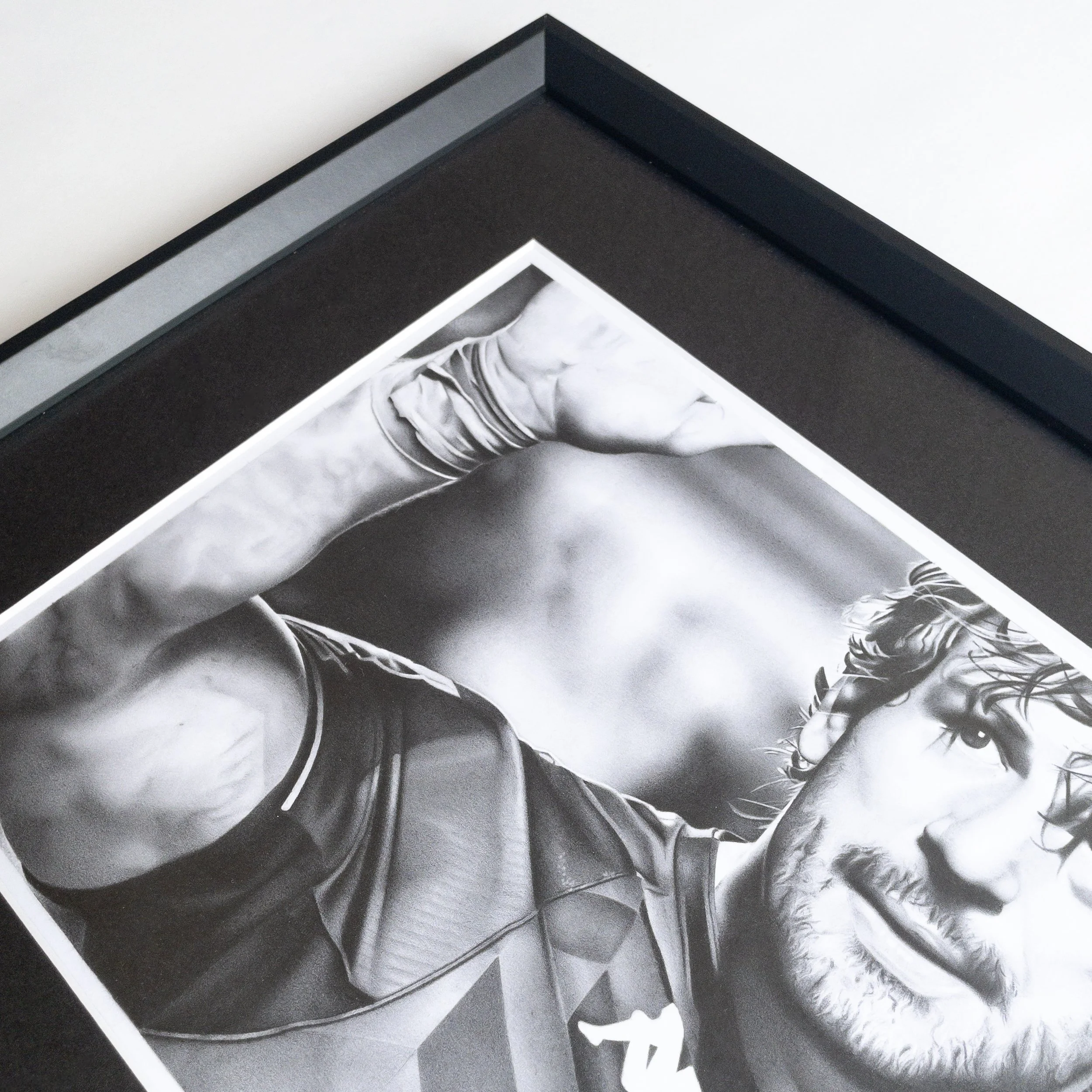 Portrait de Rémi Lamerat en graphite, cadre noir, vue en perspective