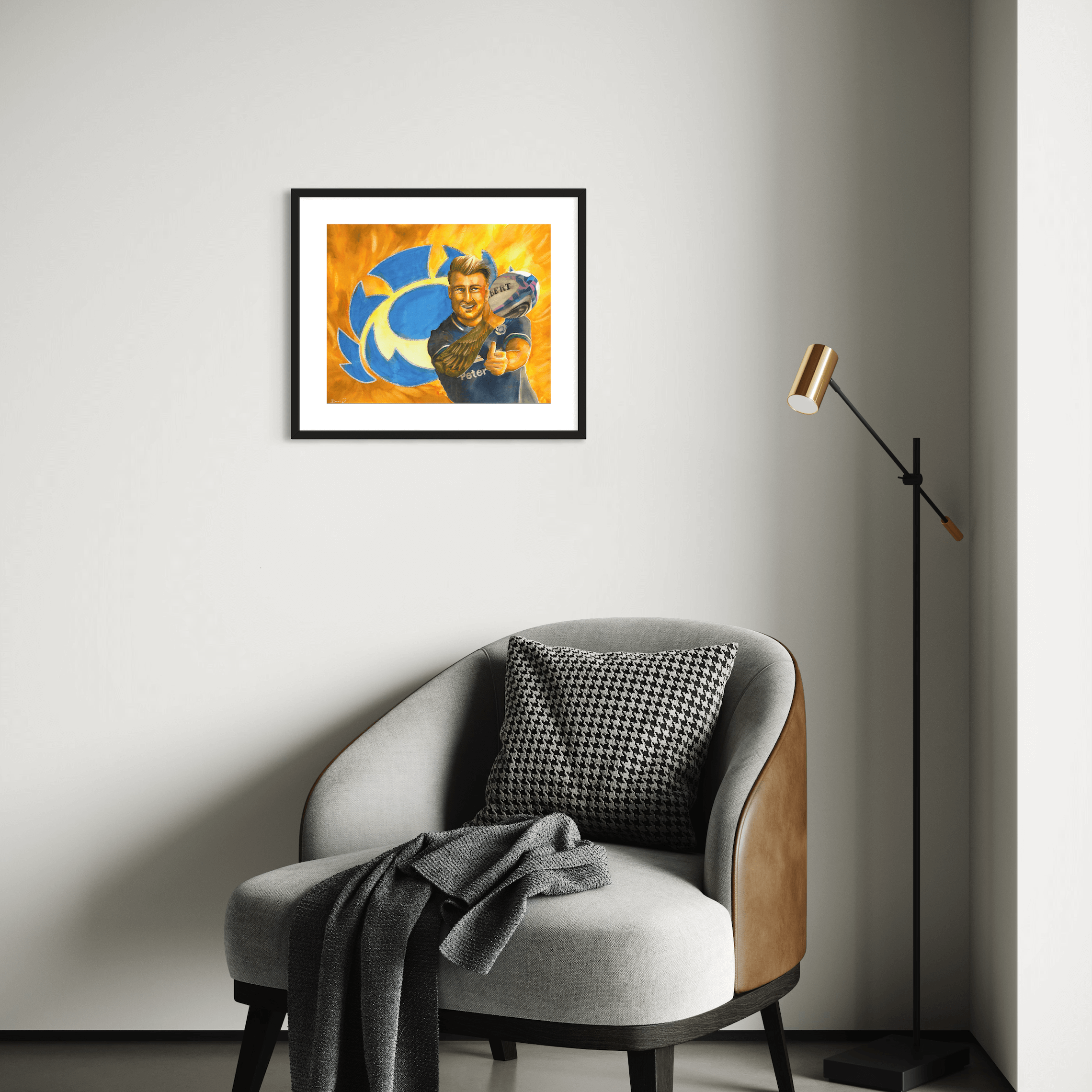 Tirage d'art encadré et embelli à la main représentant le joueur de rugby écossais Stuart Hogg dans une pose dynamique, présenté dans un cadre noir avec passe-partout personnalisé, dans un salon moderne et confortable.