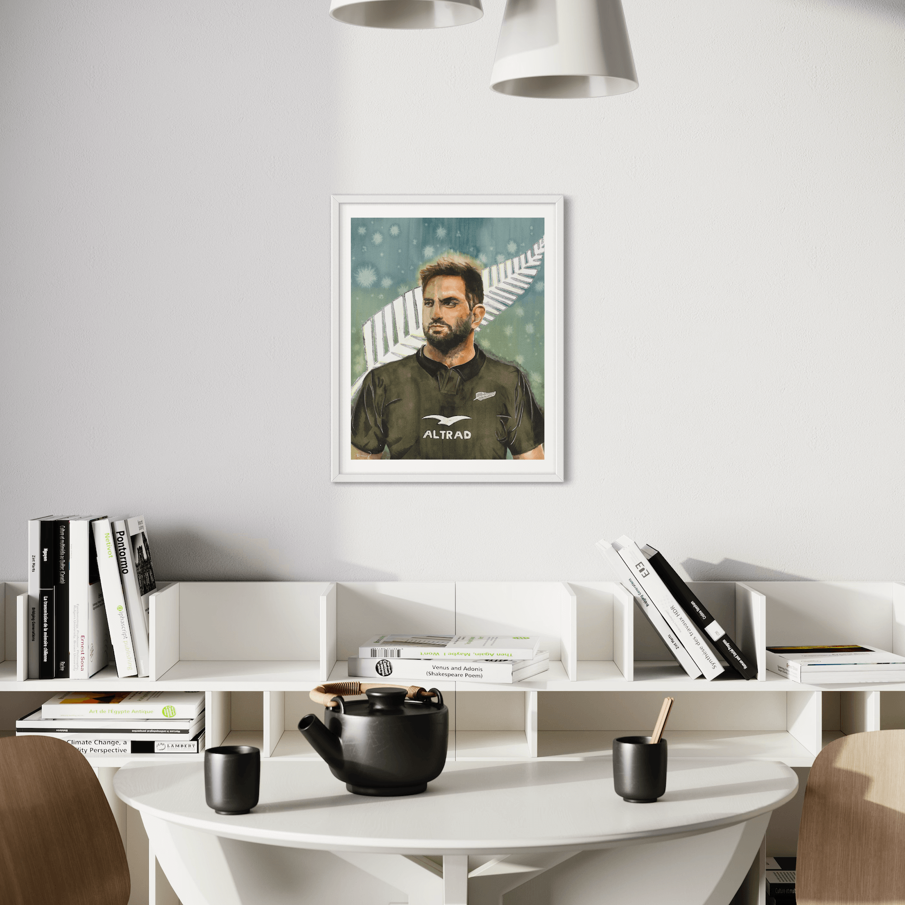 Tirage d'art 40 x 50 cm du joueur de rugby néo-zélandais Sam Whitelock, embelli à la main, présenté dans un cadre blanc sans passe-partout dans un bureau moderne et minimaliste.