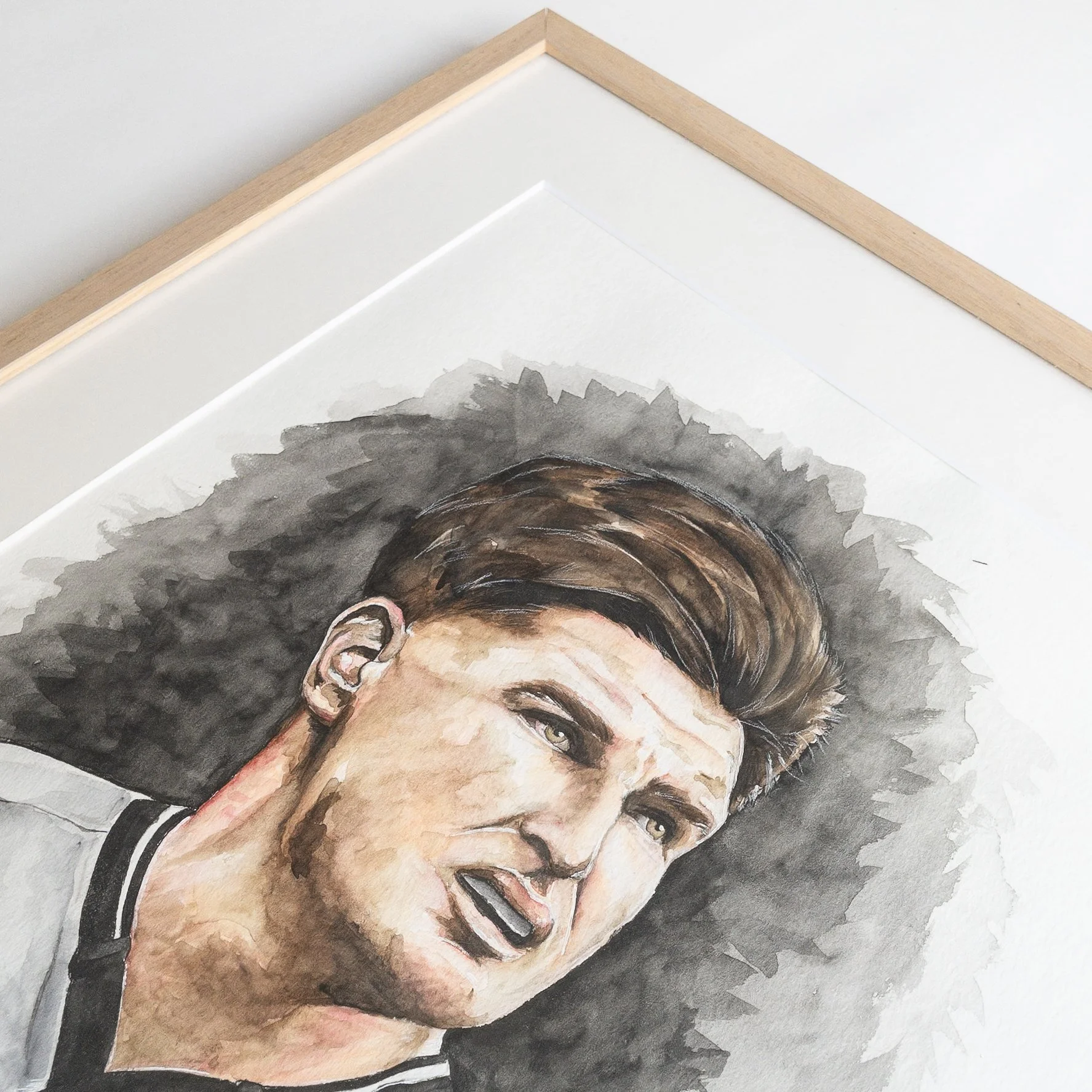 Portrait de Jordie Barrett en aquarelle, cadre chêne naturel, vue en perspective