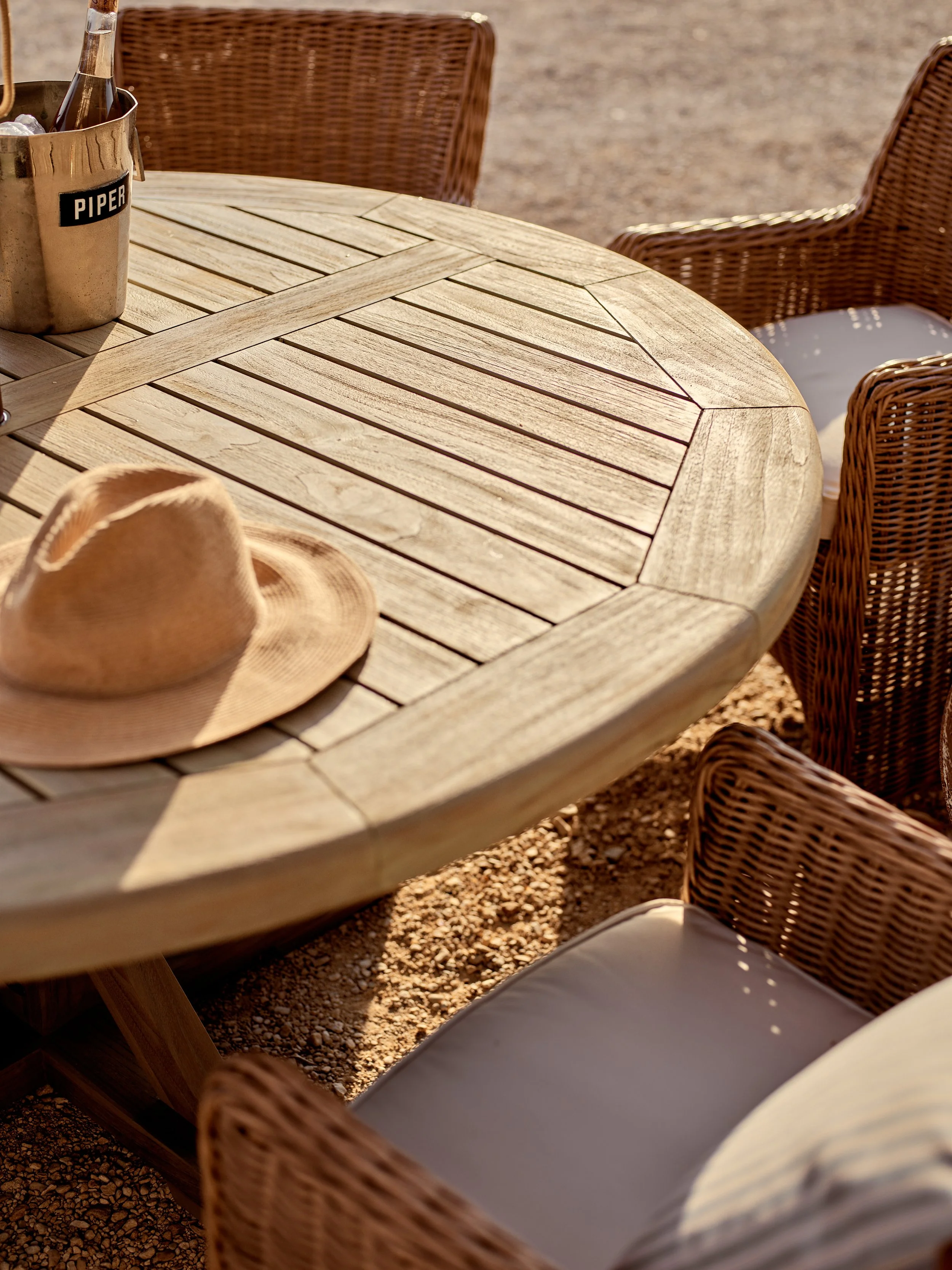 GARDEN_HARMONSWORTH_ROUND_TABLESET_1092.jpg