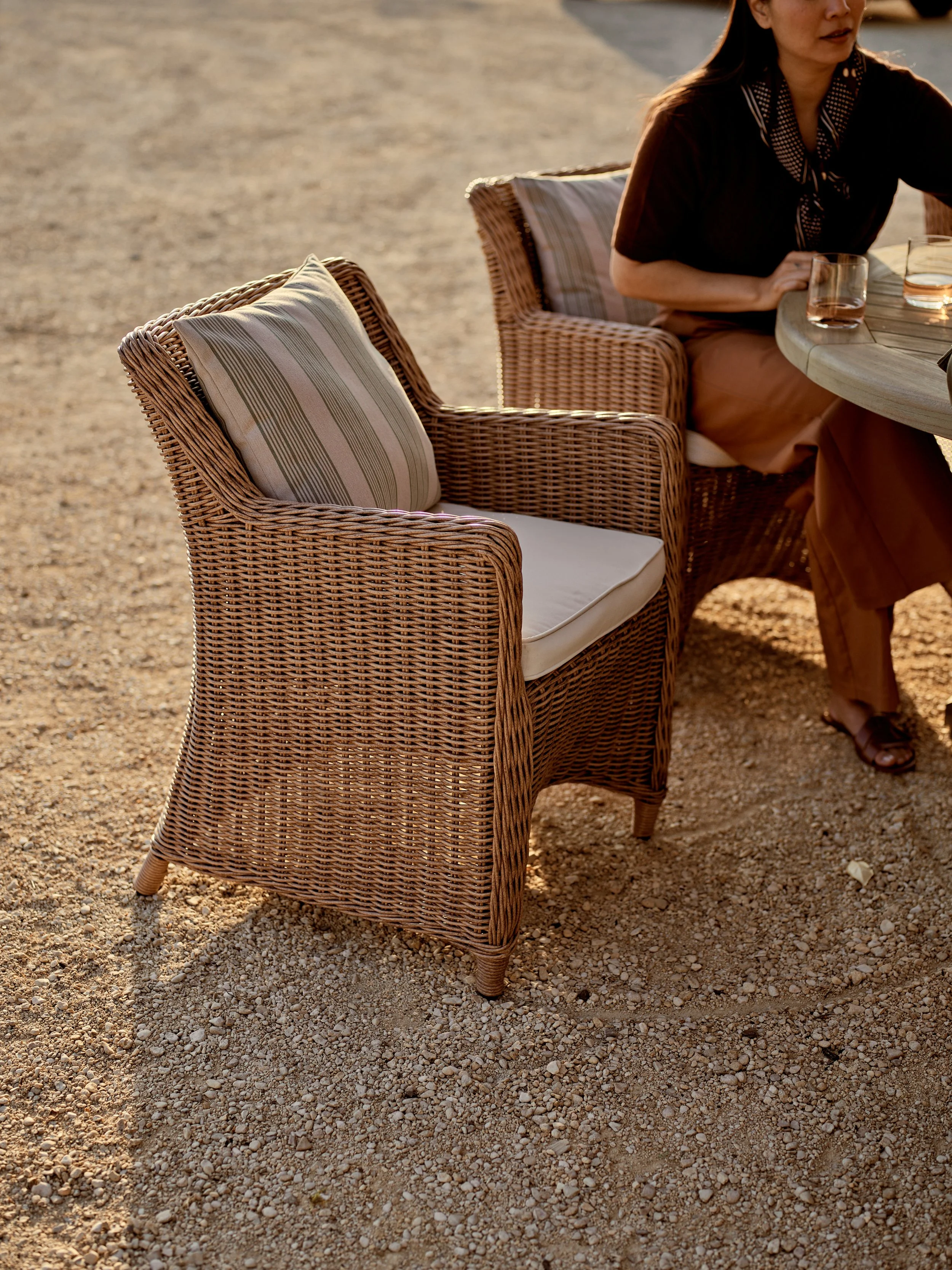 GARDEN_HARMONSWORTH_ROUND_TABLESET_1108.jpg