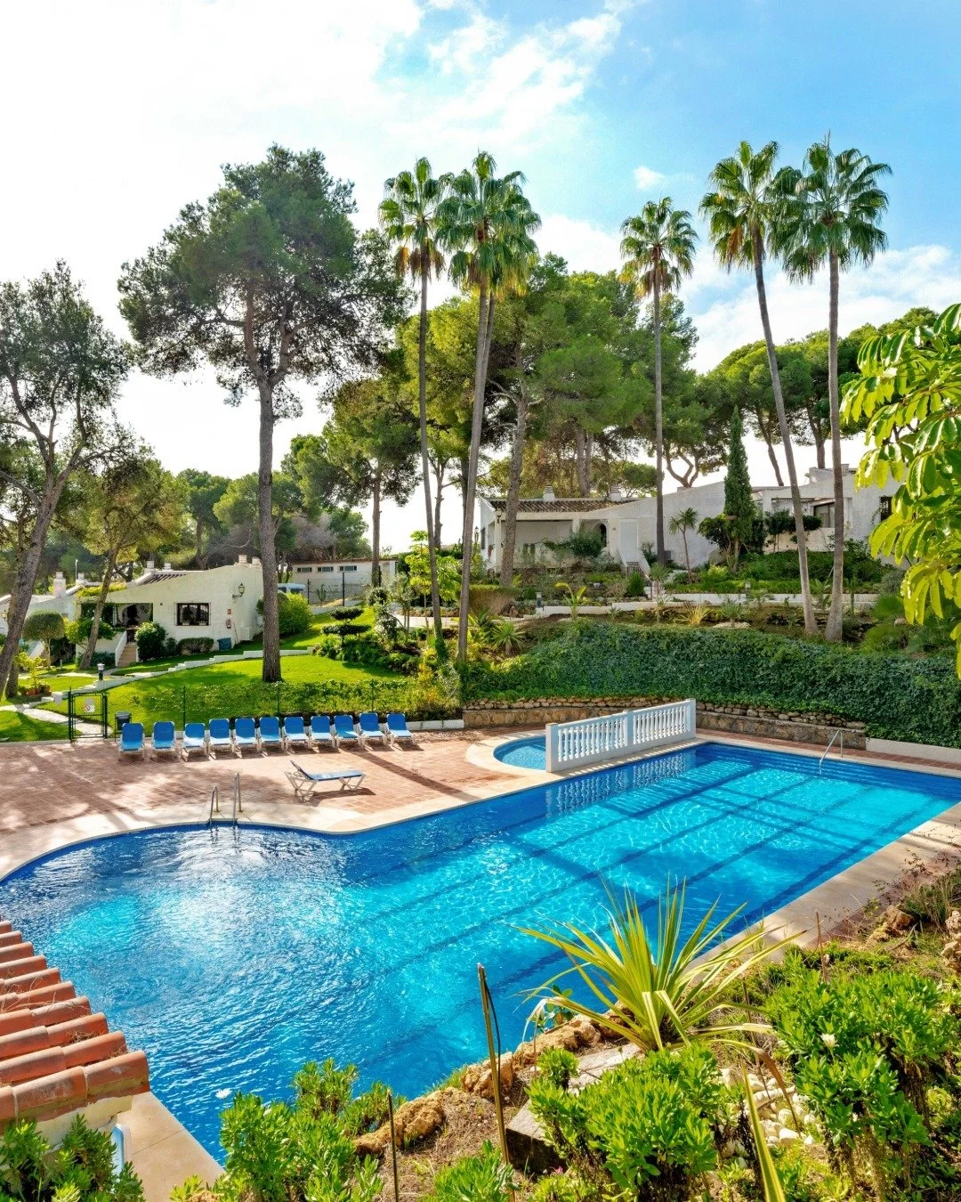 Parque Del Sol | Calahonda

Experience pure holiday bliss in this charming bungalow, set in the best location within a cozy gated community. With a spacious terrace overlooking lush gardens and a beautiful pool, this is the perfect retreat for enjoyi