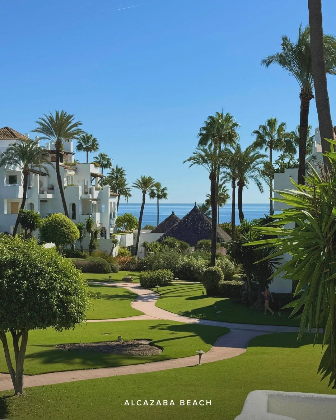 Alcazaba Beach | Estepona

This fully renovated beachfront apartment in Estepona&rsquo;s exclusive Alcazaba Beach offers luxury living with stunning sea views. Designed by renowned Belgian designers Otres, it features 3 en-suite bedrooms, bespoke fur