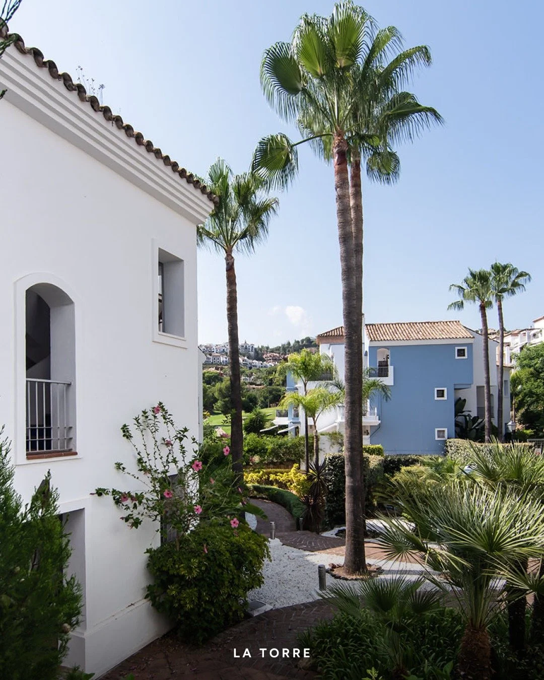 NEW LISTING - La Torre, Los Arqueros

Superbly positioned frontline golf penthouse in Los Arqueros Golf, offering open panoramic views over the course, gardens, and pool. With a large south-facing terrace, this 3-bedroom apartment combines sunshine, 