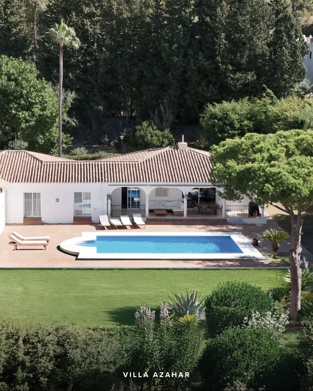 NEW LISTING - Villa Azahar, El Paraiso

Just listed in Paraiso Medio: a welcoming single-level Andalusian villa on a wide, quiet plot with open views, great outdoor areas and a layout that flows naturally between the living spaces, terraces and garde