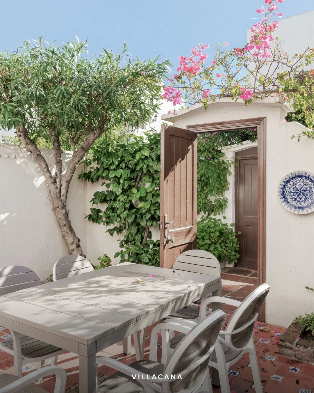 NEW LISTING - Villacana, Costalita

A bright two-bedroom townhouse near Estepona, just steps from the beach. Set in one of the coast&rsquo;s most charming communities, it offers a sunny south-facing terrace, two comfortable bedrooms, and access to fo