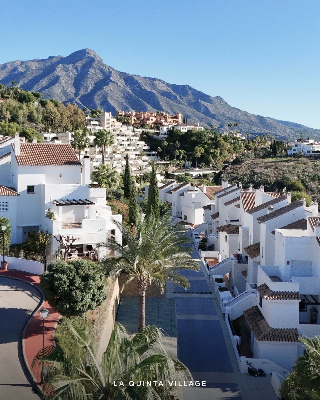 NEW LISTING | La Quinta Village &ndash; Nueva Andalucia

Set within a quiet, gated community in Nueva Andaluc&iacute;a&rsquo;s Golf Valley, this south-facing duplex penthouse offers a rare combination of contemporary interiors and stunning sea views.