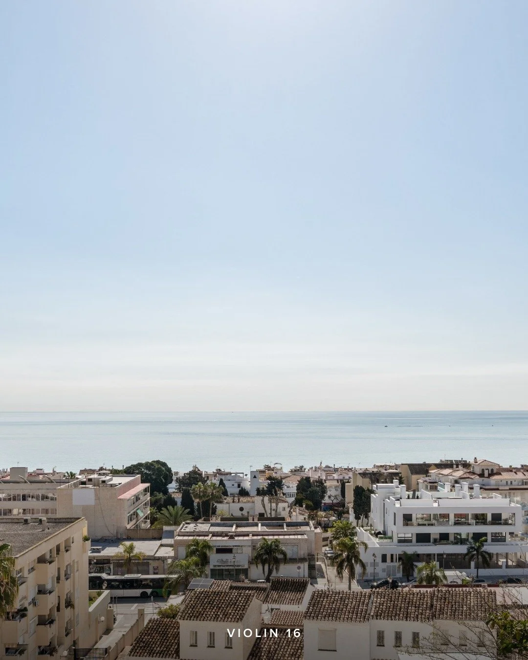 NEW LISTING | Violin 16, Torremolinos

This spacious Montemar duplex features a two-level layout with panoramic Mediterranean views and a private garage. The upper floor contains a bright, fireplace-equipped lounge and terraces, while the lower level