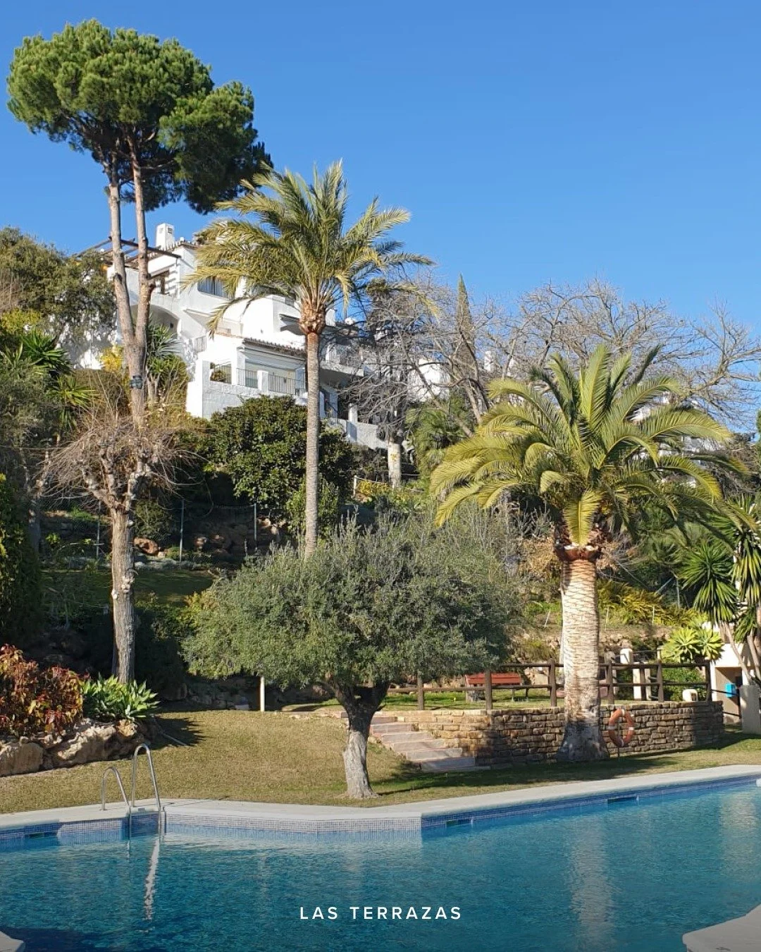 NEW LISTING | Las Terrazas, Los Almendros

This top-floor apartment stands out for its panoramic views that reach across the hills to the sea from every living area. Its modern interior is complemented by dual terraces and extensive storage, offering