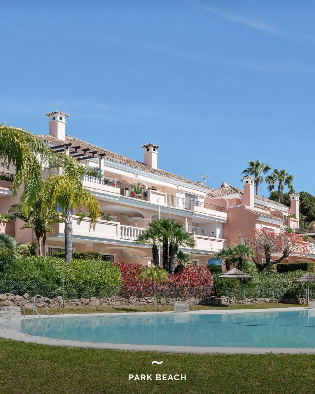 EXCLUSIVE LISTING | Park Beach, Estepona

This beachside ground-floor apartment in Park Beach, Costalita, features a bright living space that opens onto a private southwest-facing garden with sea views. Located steps from the sands of Playa del Sol, 