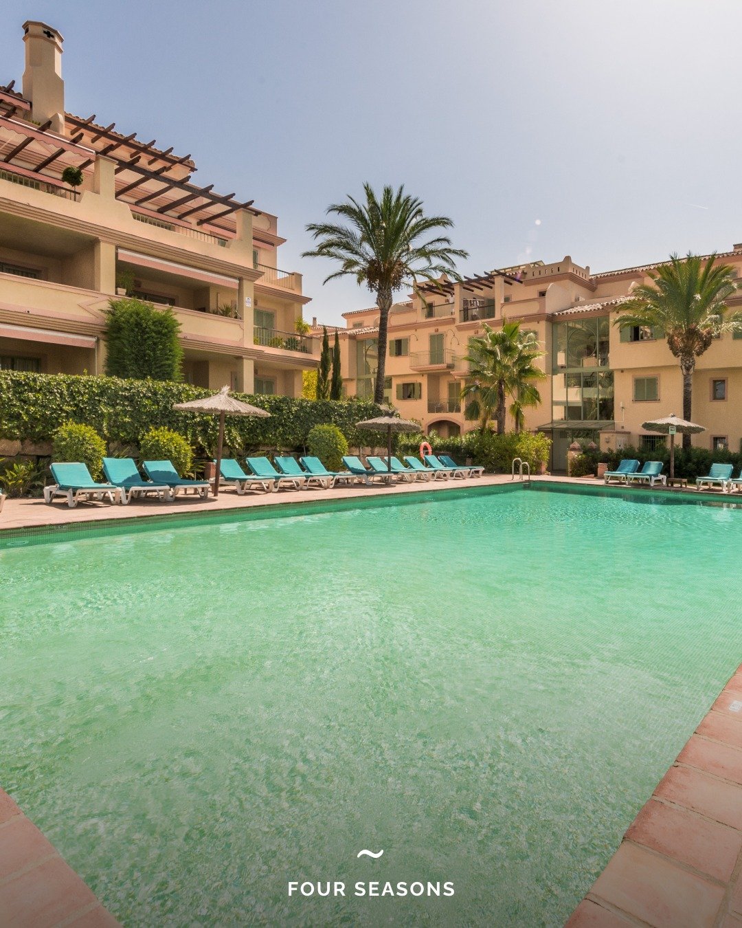 EXCLUSIVE LISTING | Four Seasons, Los Flamingos

This exceptional three-bedroom corner apartment in Los Flamingos features a south-facing layout, a large terrace, and a private garden with panoramic mountain and sea views. Located within the secure F