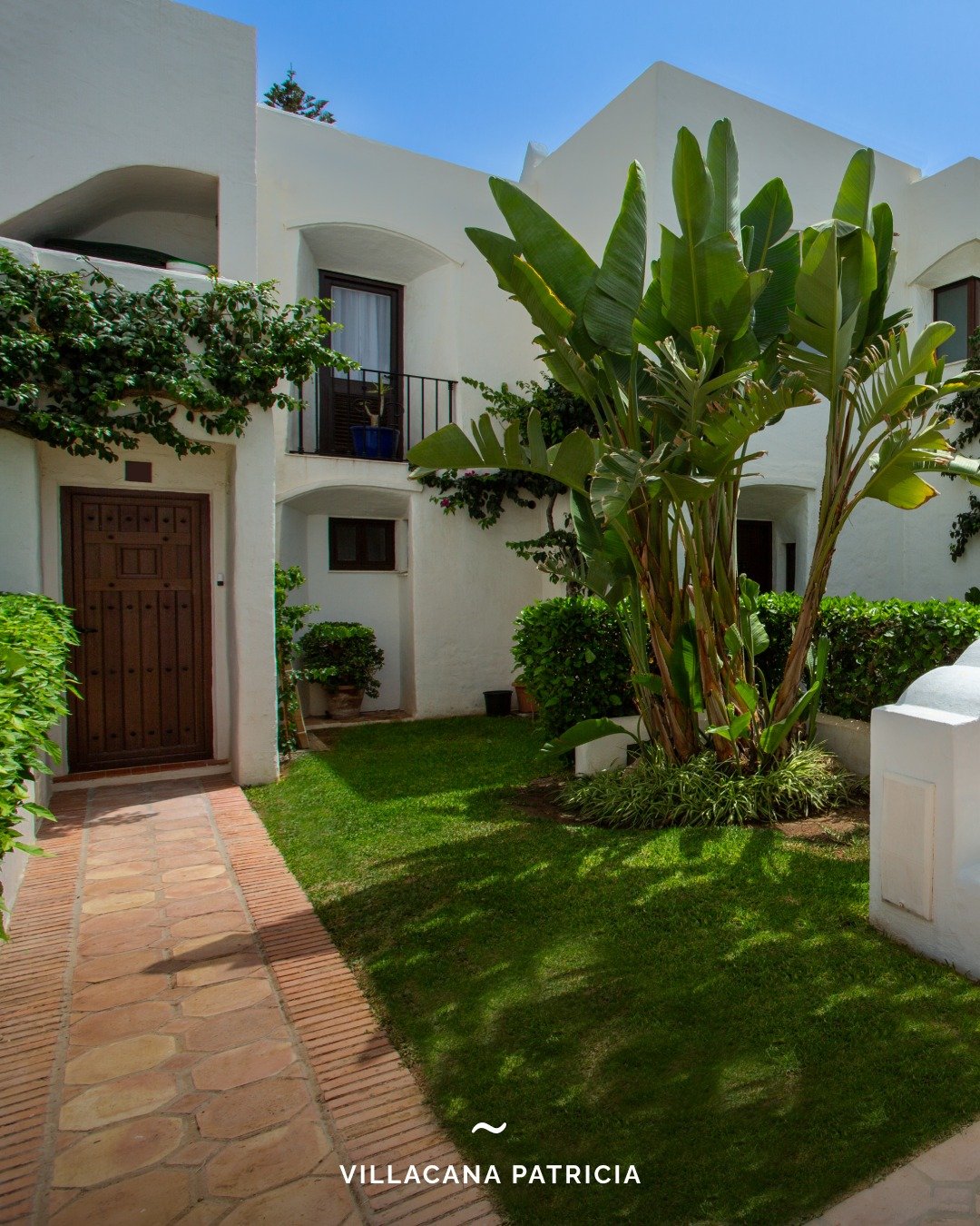EXCLUSIVE | Villacana Patricia, Estepona

This beautifully renovated 1-bedroom beachfront apartment in Villacana features a bright, optimized layout that opens directly onto extensive south-facing terraces and a private rooftop solarium. Situated jus