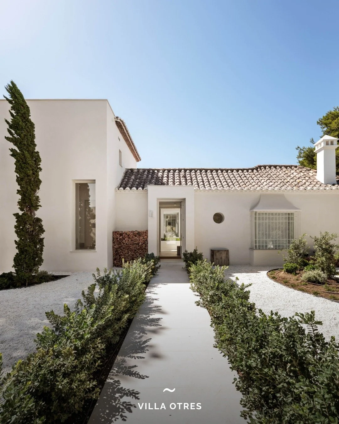 Exclusive | Villa OTRES, El Paraiso

This fully renovated villa in Paraiso represents a masterclass in design by Belgian developers OTRES, seamlessly blending authentic Andalusian charm with modern sophistication. Beyond the striking entrance, the ho