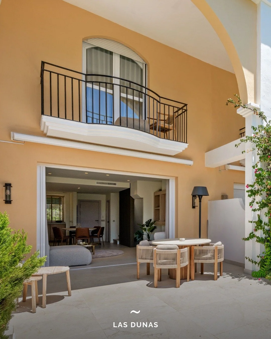 New Listing | Las Dunas, Bahia de Marbella 

This fully renovated townhouse in the prestigious beachfront community of Las Dunas stands out as an incredibly rare find. The property combines high-quality finishes with a sophisticated design, offering 