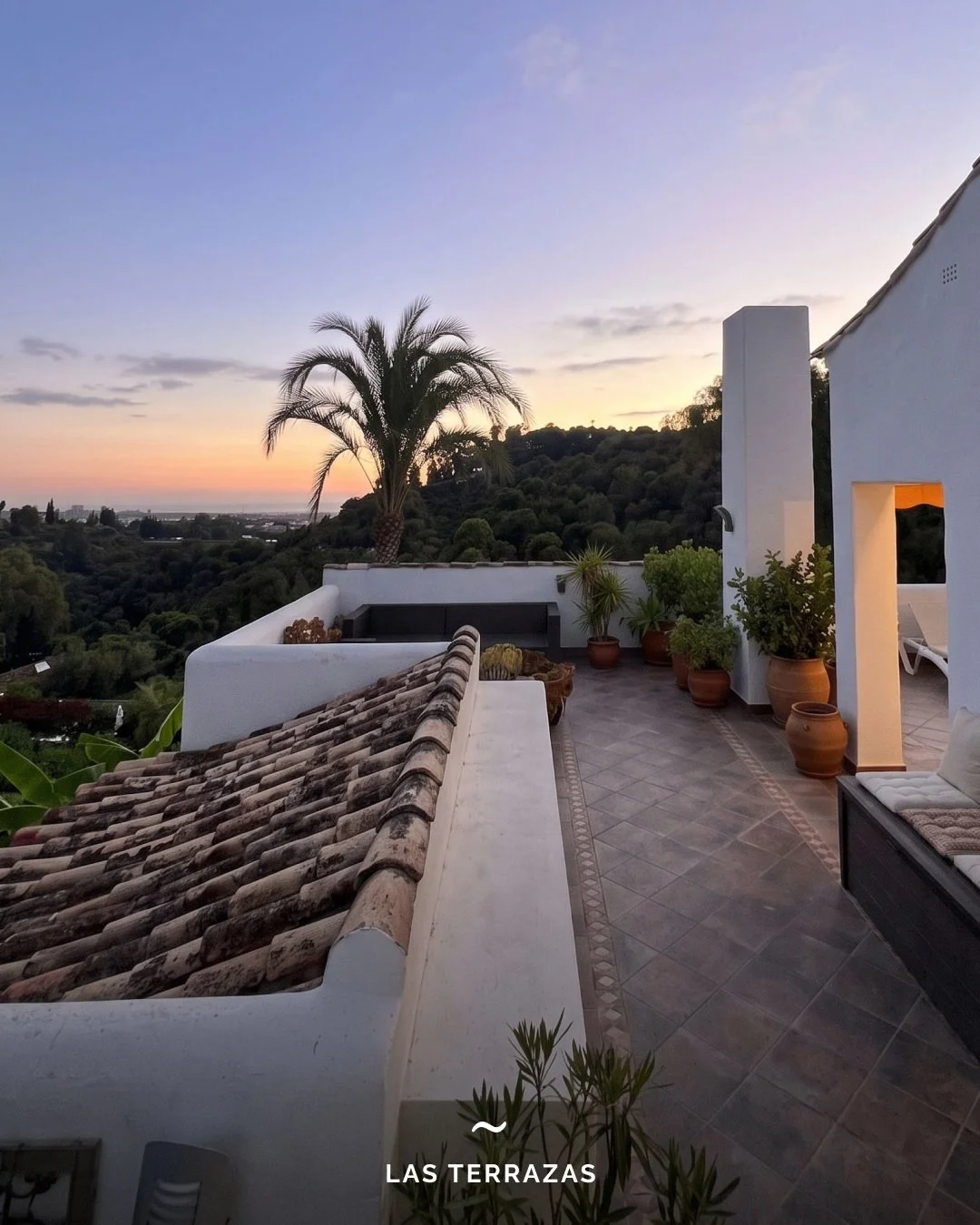 New Listing | Las Terrazas, Los Almendros

A very special south-facing property with an exceptionally spacious terrace and panoramic views across the Andalusian landscape to the Mediterranean. The main apartment offers generous living spaces and two 