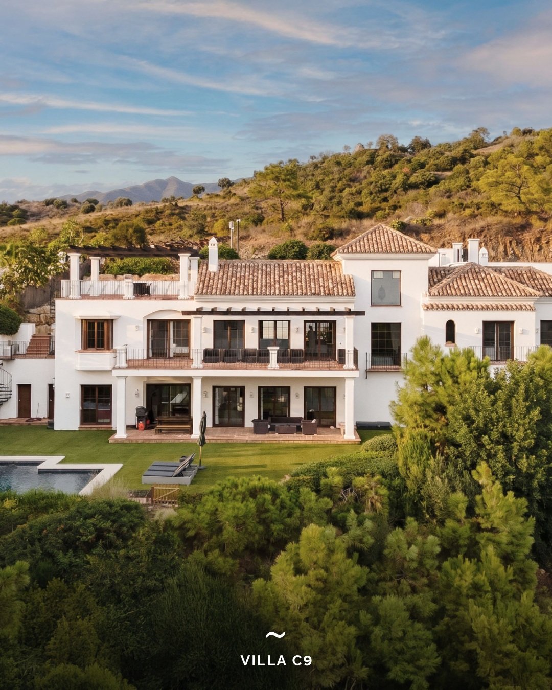 New Listing | Villa C9, Monte Mayor

This Andalusian style villa in Monte Mayor delivers uninterrupted panoramic views of the Mediterranean and surrounding mountains, secured by its private position at the end of a cul-de-sac. Inside, double-height v