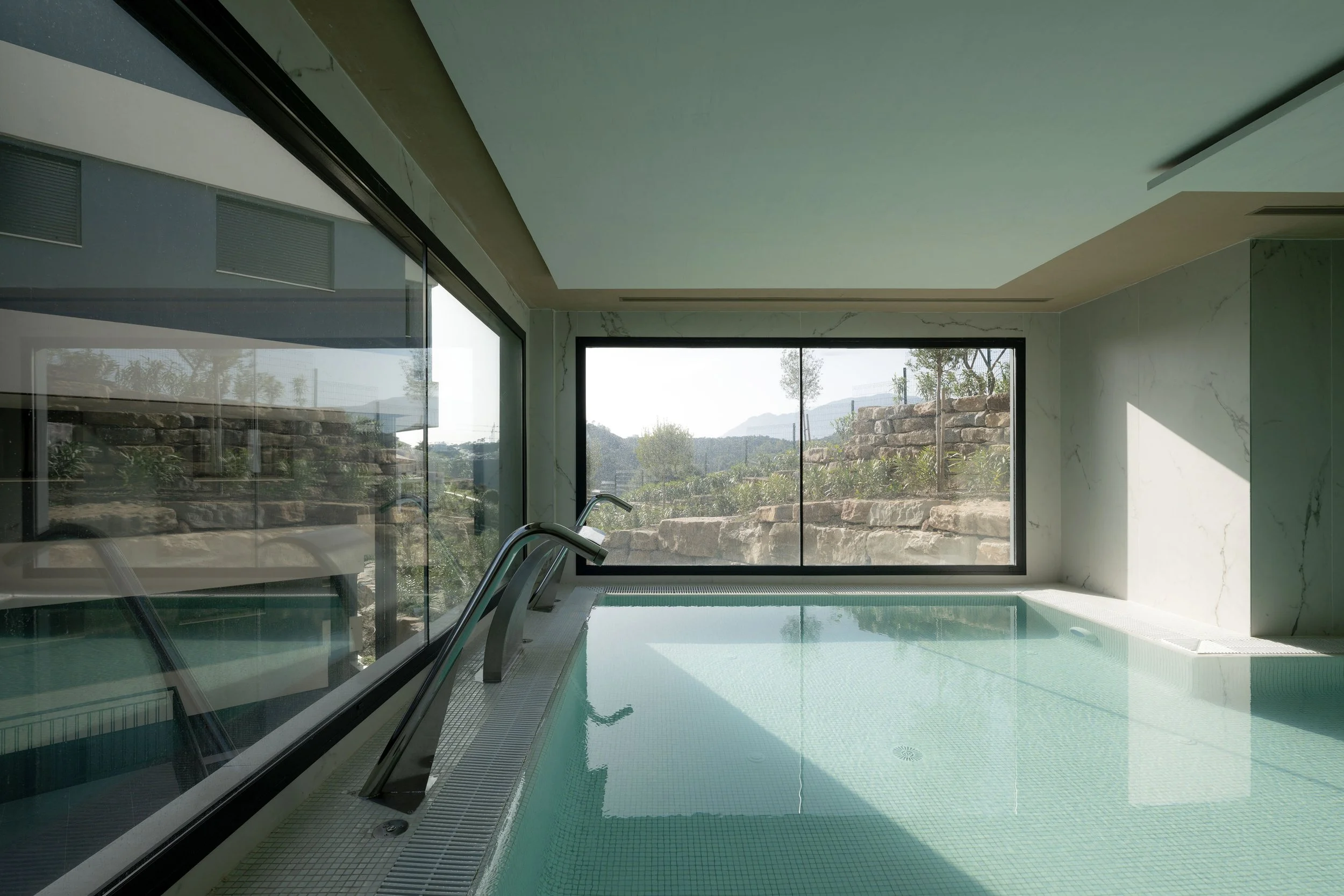 Oasis 325 732-33.jpg