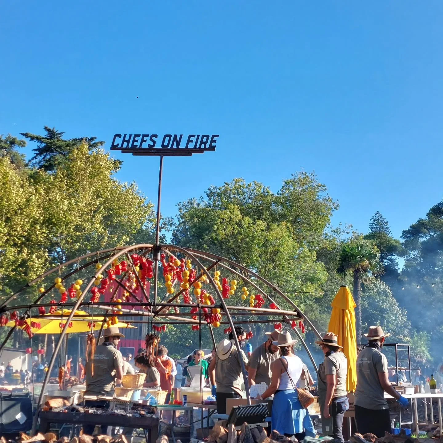 Adore me some September in Portugal. Who's hungry?

@chefsonfire.pt 

#Portugal #PortugueseCuisine #PortugueseFood #FoodFestival #EndOfSummer #Harvest #cheflife🔪 #CampFire #OutdoorCooking #Cocktails