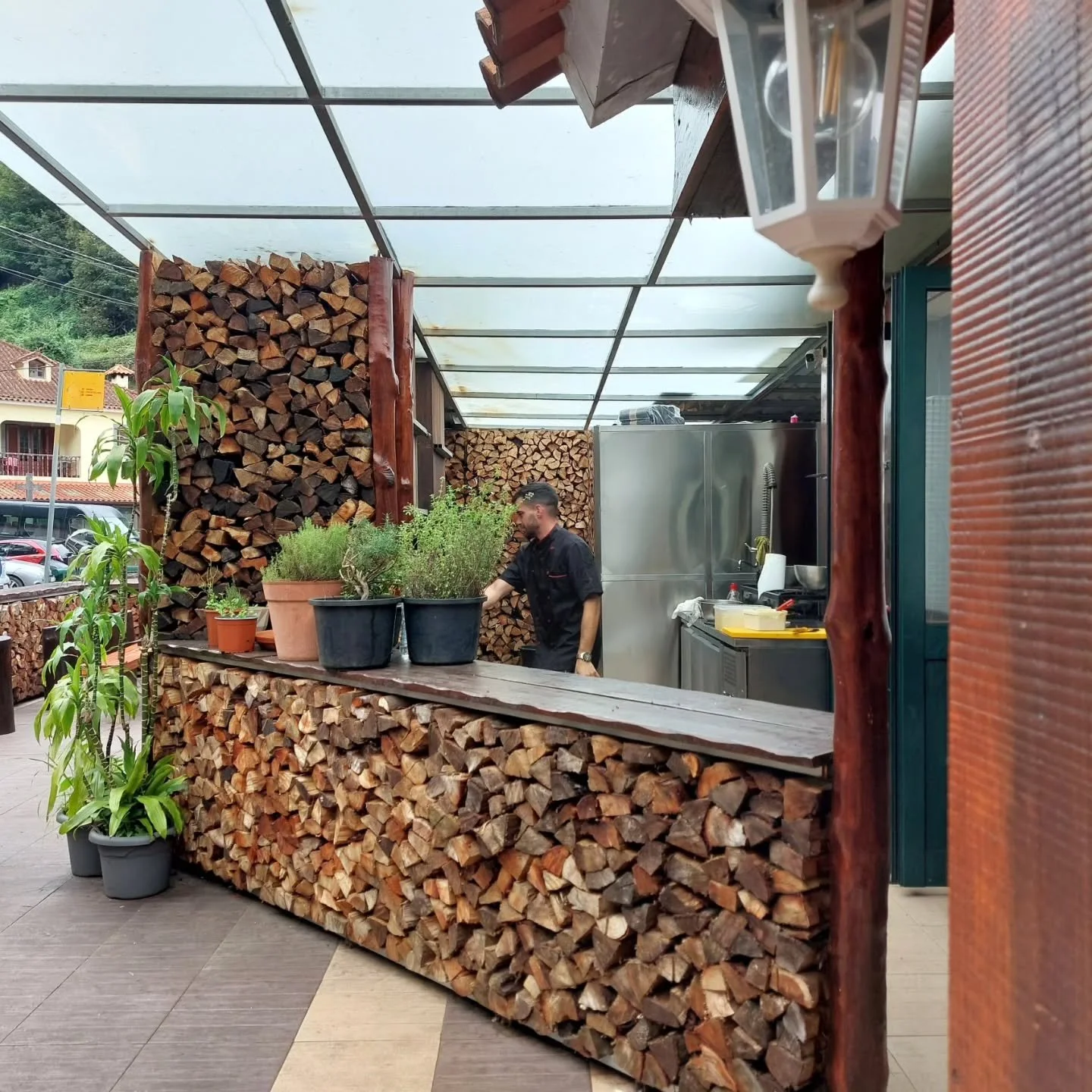 No Madeira trip is complete without it. Legend.

Madeira wins the garlic bread Olympics. I will fight you on this... 

@arraialdoribeirofrio 

#PortugueseFood #MadeiraFood #Madeira #IslandLife #MountainsAreCalling #HikingLife #WoodFired #GrillingAndC