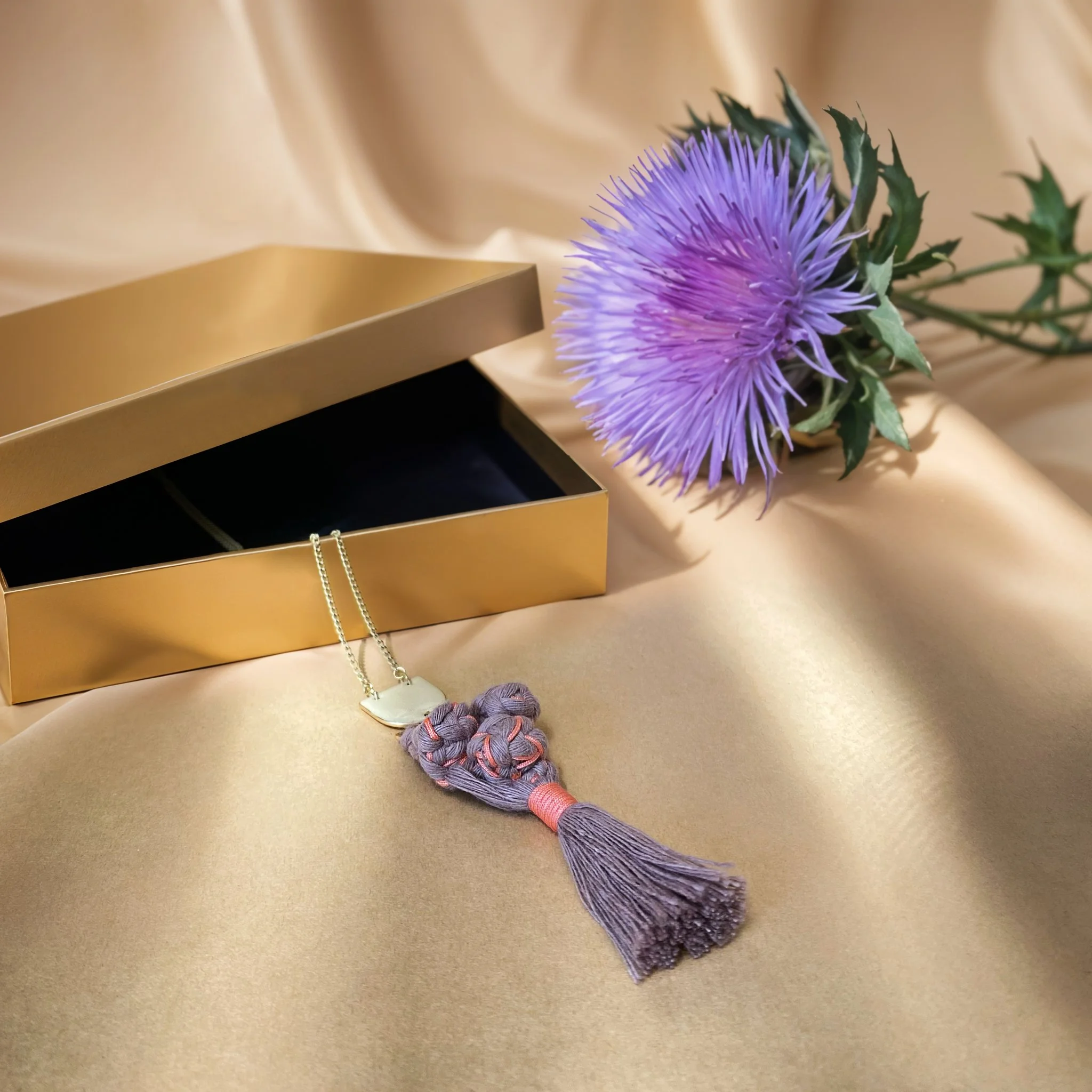 Ogni dettaglio conta! I pezzi dell'ultima collezione vengono confezionati in una raffinata scatolina dorata, per un tocco di lusso che valorizza ogni collana. 
Perfetta per un regalo speciale!
.
.
.
#AutumnVibes #NuovaCollezione #LuxuryPackaging #Col