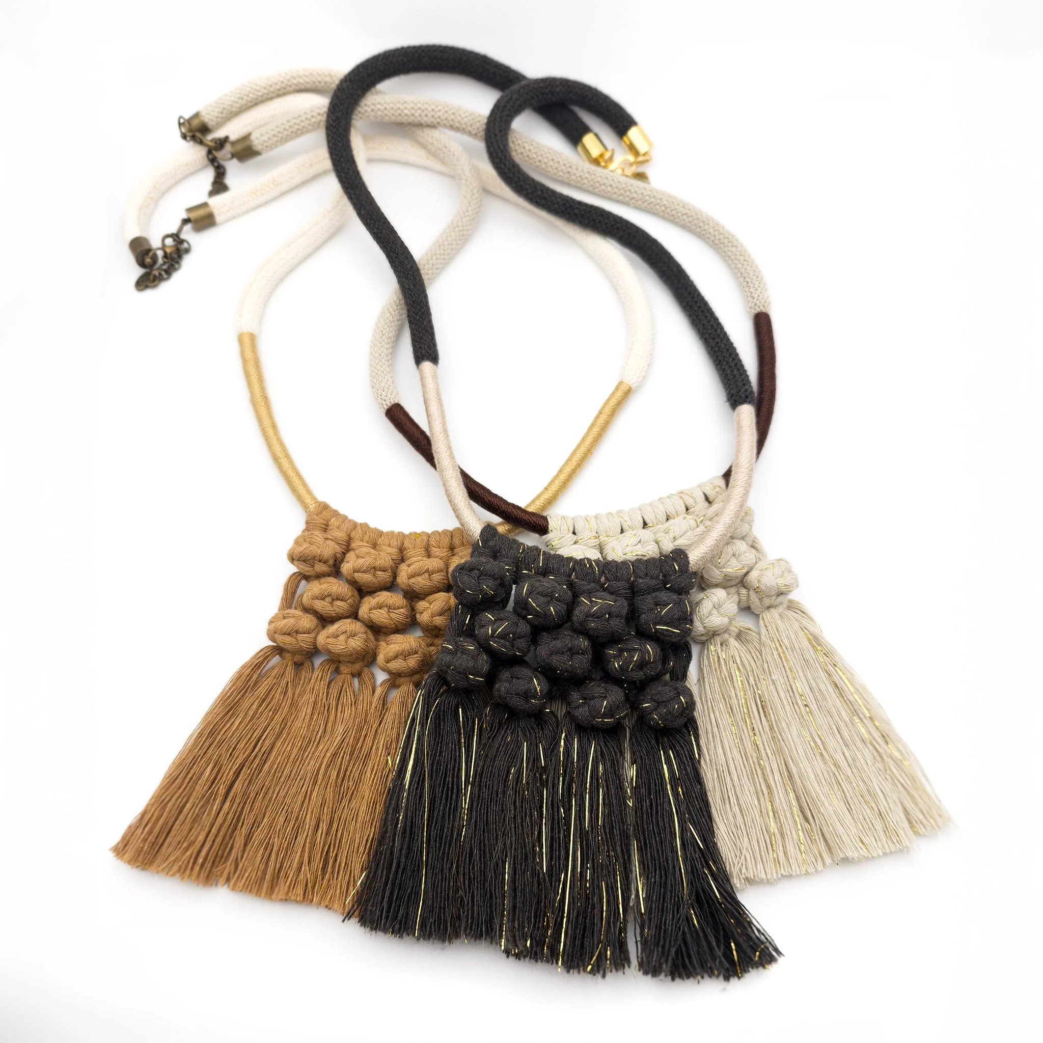 Nuovi colori, stessa leggerezza: collana Macadamia in cotone riciclato, ideale per aggiungere un tocco caldo e naturale ai tuoi look invernali. Edizione limitata per il Natale.
.
.
.
 #etsy #limitededitions #giftidea #martapslowdesign #AutunnoInverno