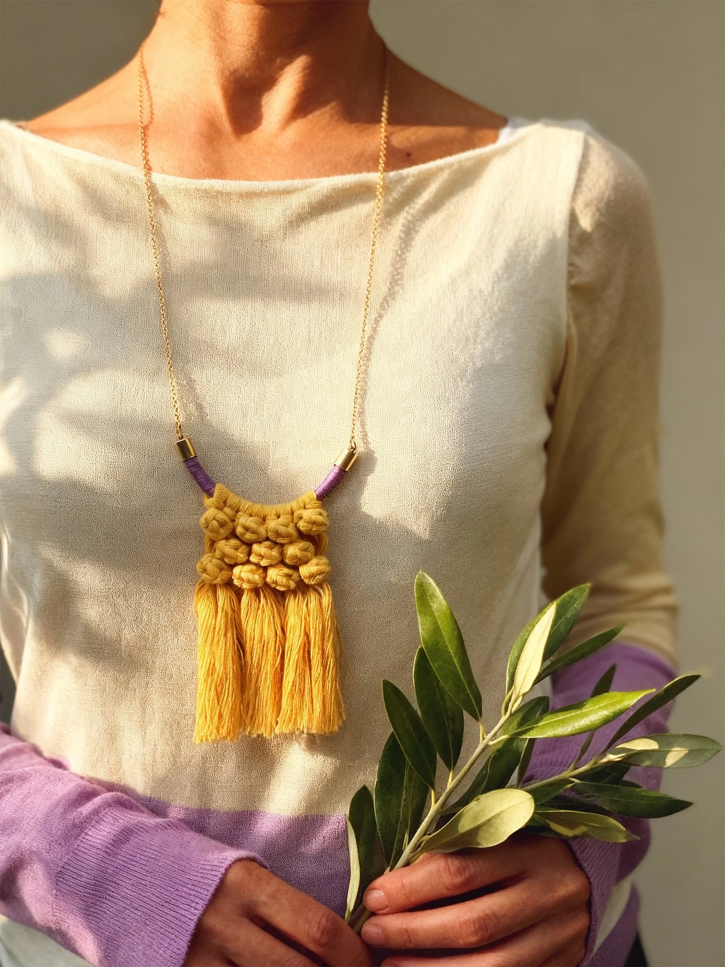 Yellow, like the last warm rays of autumn sun.
I enjoy the light as it settles slowly in the garden, while everything around prepares for winter&rsquo;s quiet.
This necklace is a small sun to carry with you, even when the sky grows dimmer.

🌿🌿🌿

G
