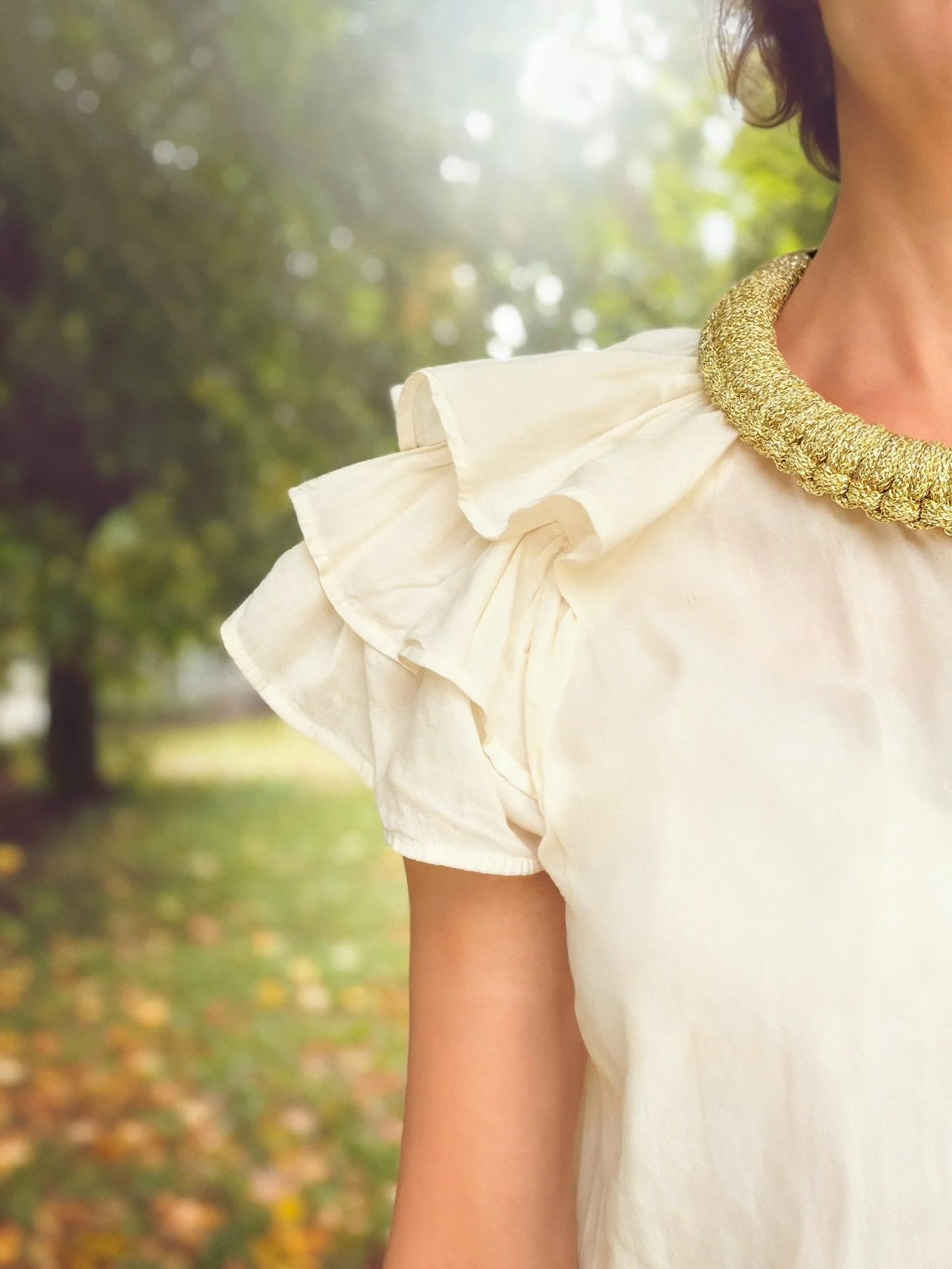 Autumn brings with it silent changes: the light softens, the colors grow warmer, the rhythms slow down. From now on, I want to tell the story of my creations with the same breath: not just jewels, but signs of a philosophy that embraces slowness and 