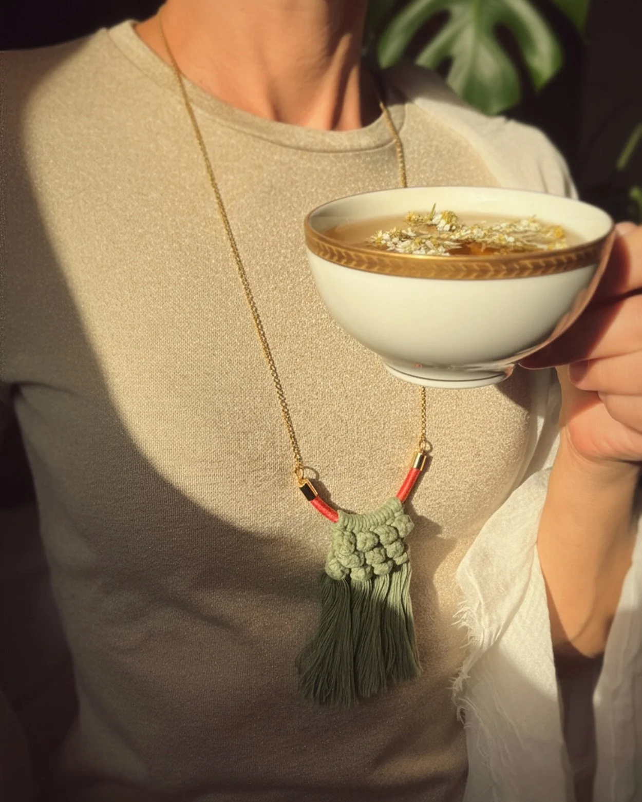 Sto assaporando una tisana di achillea, raccolta personalmente tra i prati e lasciata essiccare piano piano. Il profumo &egrave; sottile, quasi timido, ma riempie l&rsquo;aria di quiete.
E mentre mi prendo questo momento lento, indosso la mia collana