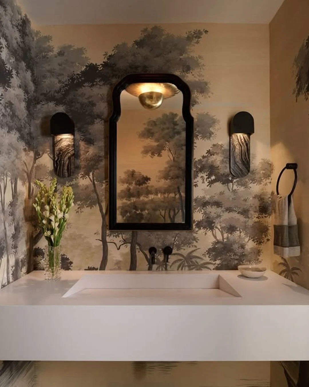 We love the drama of this masterfully moody powder room designed by @_thirdcoastinteriors_. Combining hand painted wallcoverings with stunning stone sconces and our Natte linen towels, to create a natural, textural, intriguing interior. Beautiful!

D
