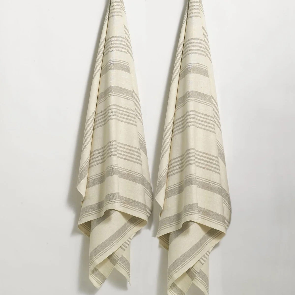 Anichini Hospitality Olga striped linen flatweave towels