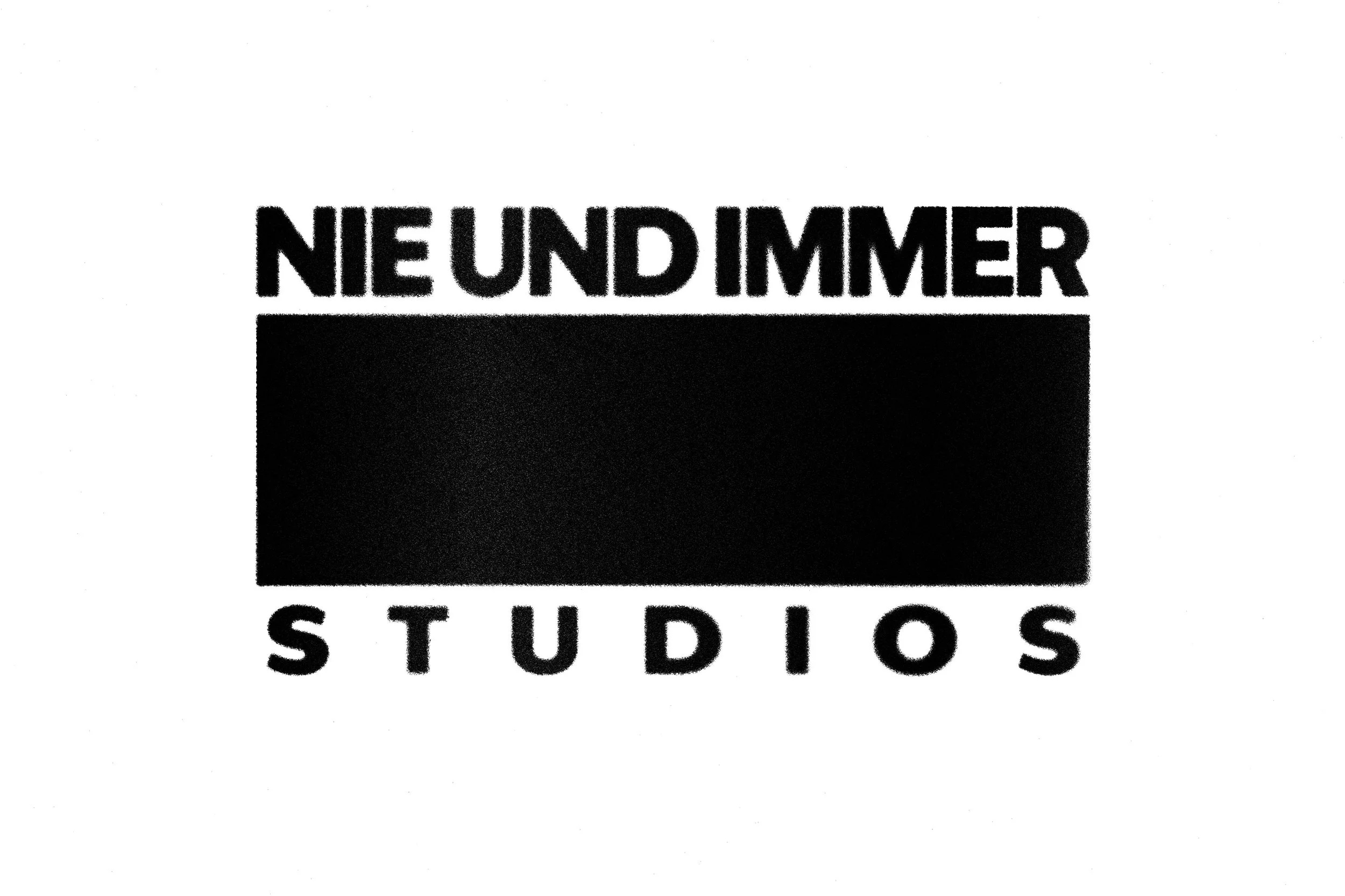 Schwarz-weißes Logo mit dem Text 'Nie und Immer Studios' in Großbuchstaben, der Text ist ober- und unterhalb eines schwarzen Rechtecks, das mittig im Logo platziert ist.