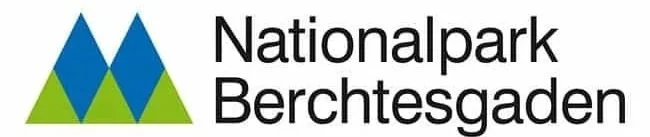 Logo des Nationalparks Berchtesgaden mit drei stilisierten Bergen in Blau und Grün, daneben der Schriftzug 'Nationalpark Berchtesgaden'.
