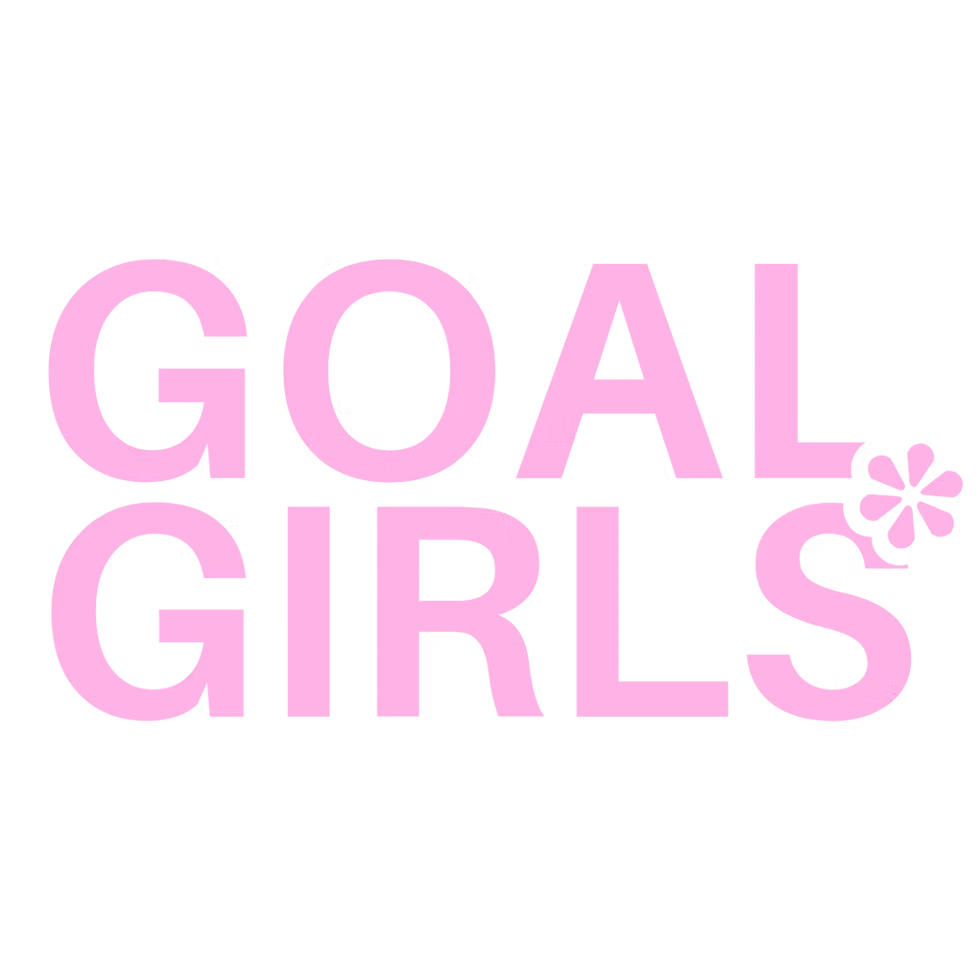 Der Text 'Goal Girls' in großer, lila Schrift mit einem kleinen Blümchen am Ende des Textes auf schwarzem Hintergrund.