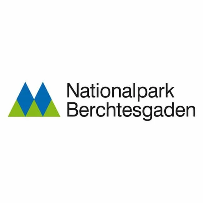 Logo des Nationalparks Berchtesgaden mit blauen und grünen Bergsymbolen.