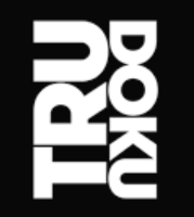 Logo mit weißen Buchstaben auf schwarzem Hintergrund, die 'TRIROCK' schreiben.