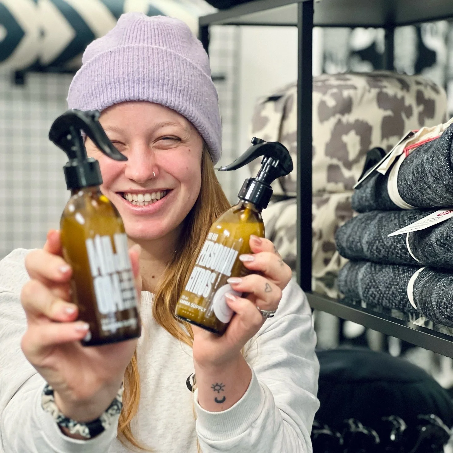 Handmade w/love: ROOM &amp; BODY SPRAYS in Kooperation mit Christina @christinahalteryoga von Loving Life! Designed to uplift, energize, center and ground👇

🖤 Um in deinen Tag zu starten: 
YOUR PERSONAL CITRUS mit Orange, Limette, Bergamotte und In