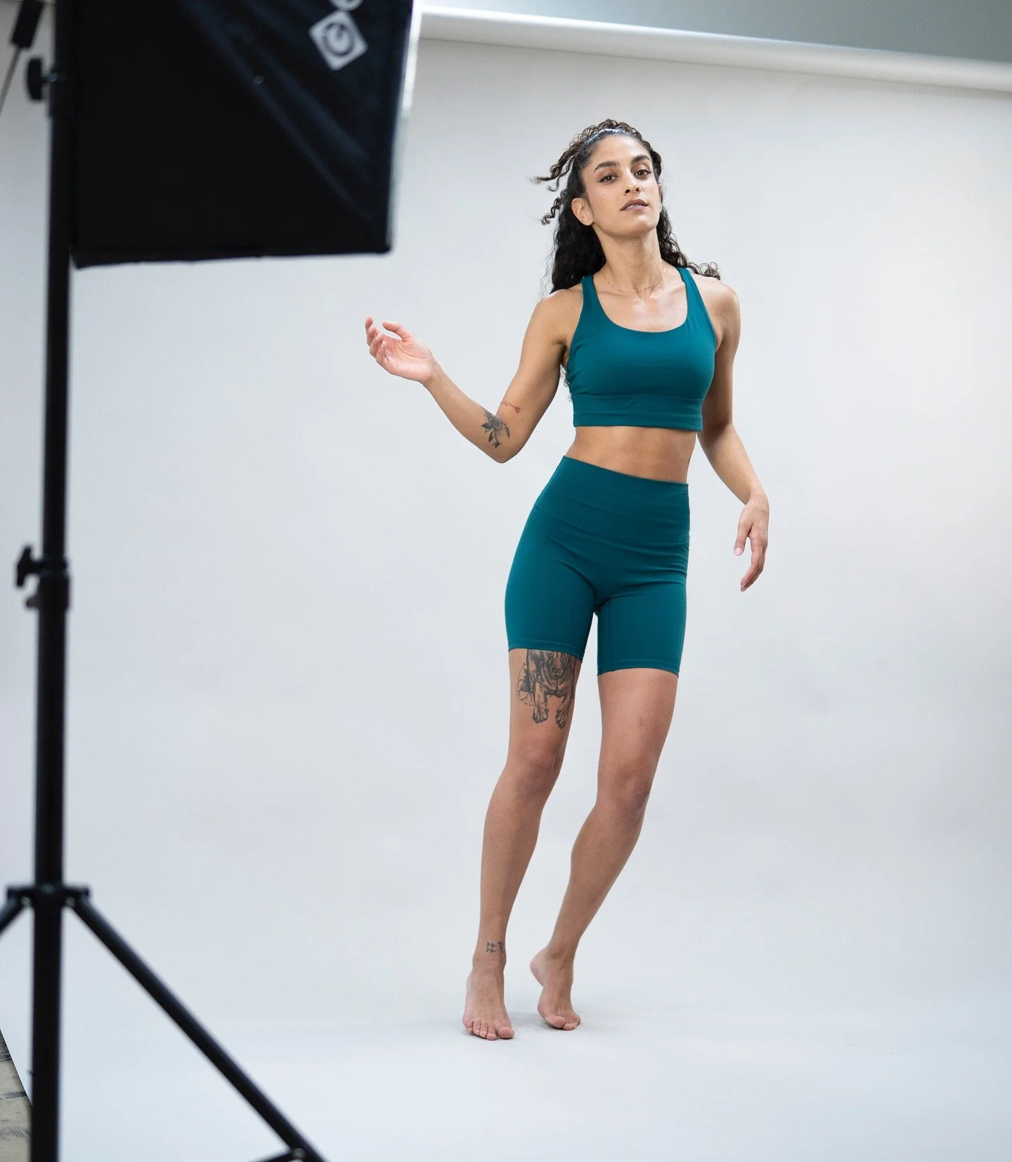 Looking BOLD and feeling COMFY 🖤 Favorite Color DARL PETROL aus unserer Autumn Collection! 

&mdash;&mdash;&mdash;

👉 @karma_supply 🖤 Yoga-Matten, Praxis-Supplies &amp; Bold Sports/Street-Wear 📍ONLINE &amp; OFFLINE IN 1070 VIENNA 💪 JOIN THE GANG
