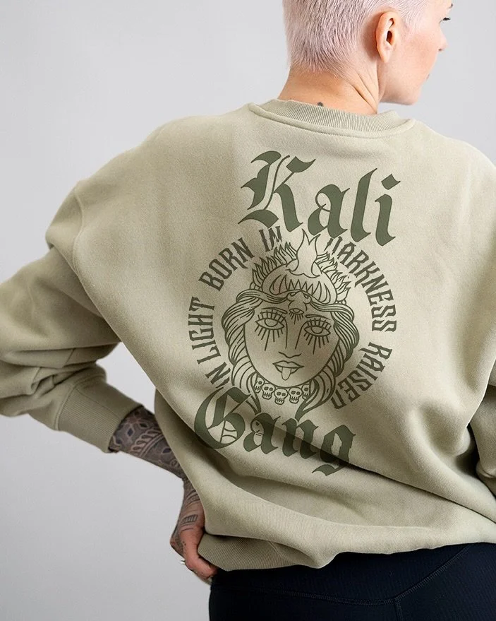 Sweater-Restock 🥹🖤 eure Favorite Designs Kali, Cobra &amp; Co.👇

&hellip; in New Favorite Colors Sage/Forrest, Grey/Dark Grey und Creme/Lavender! 

🙌

Jetzt auch im Online-Shop, Gang &mdash; SWEATER-SEASON IS ON! 

Aja und: 

👉 Designed und hand