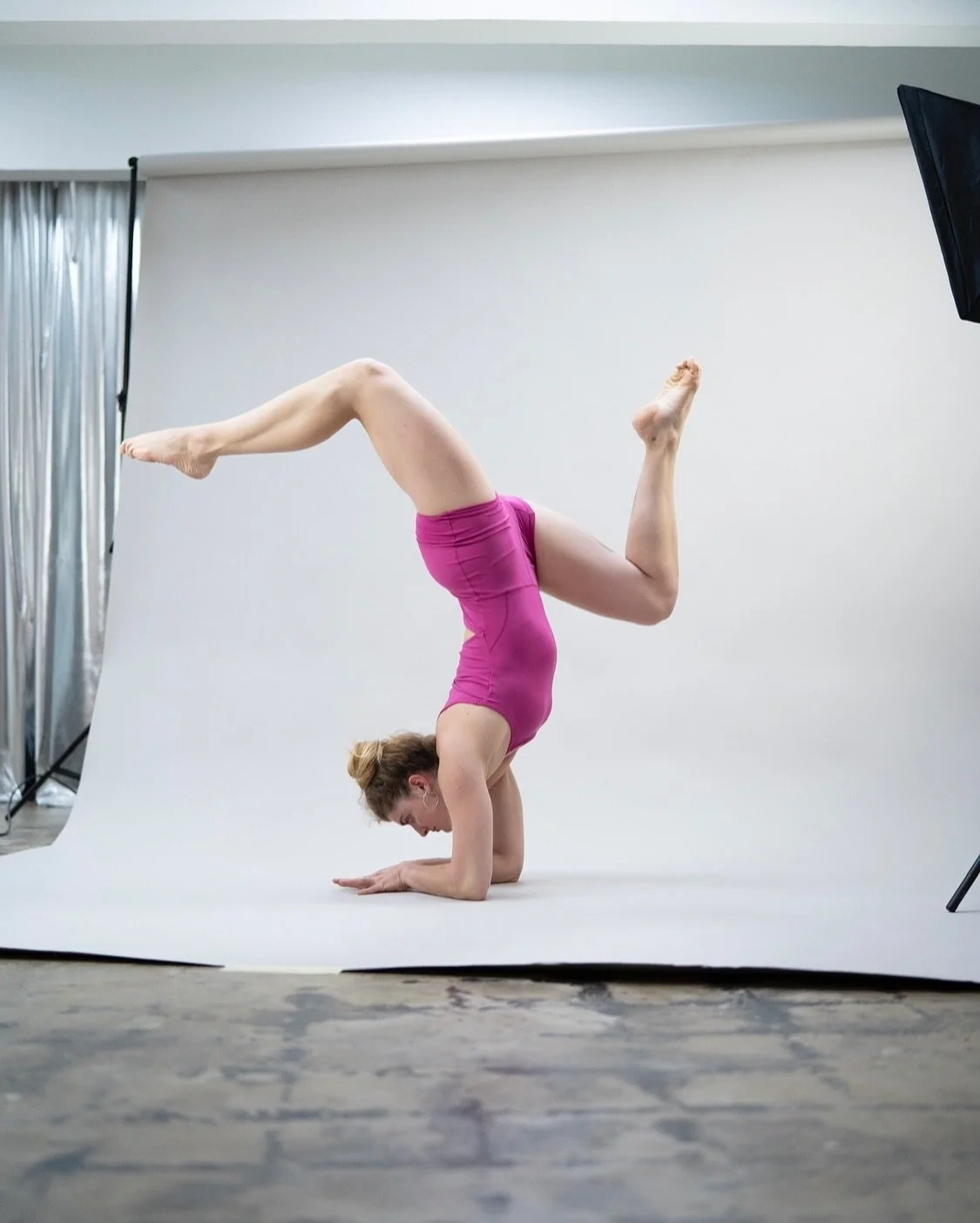 Upside-Down-Fun with Jana @janamilena__ 🖤 wearing our Pink Shortie 🥰 BOLD STEHT DIR 🙌 egal ob Kopf unten oder oben! 😝

Shortie gibt&lsquo;s alternativ auch in Black, Gang! 

&mdash;&mdash;&mdash;

@karma_supply 🖤 Yoga-Matten, Praxis-Supplies &am
