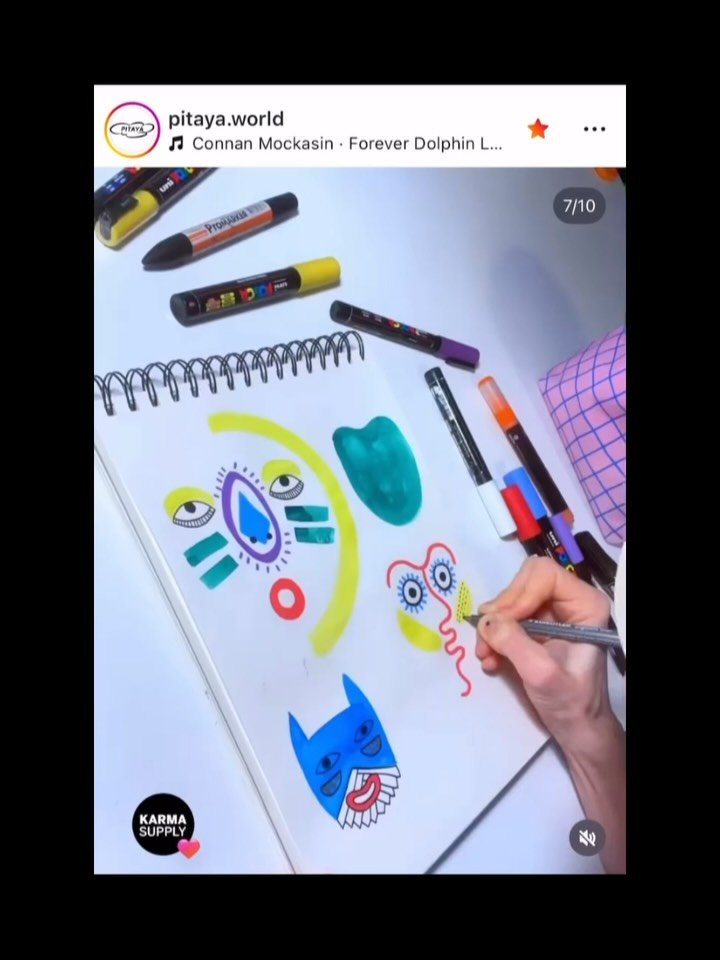 In love with BOLD PEOPLE creating BOLD THINGS 😍 @pitaya.world drawing her pattern &bdquo;CONNAN&ldquo; 👉 gibt es bei uns als Legging, Short und Athletic Top 🖤 ABSOLUTE LOVE BRAND!!!!! 

&mdash;&mdash;&mdash;

@karma_supply 🖤 Yoga-Matten, Praxis-S