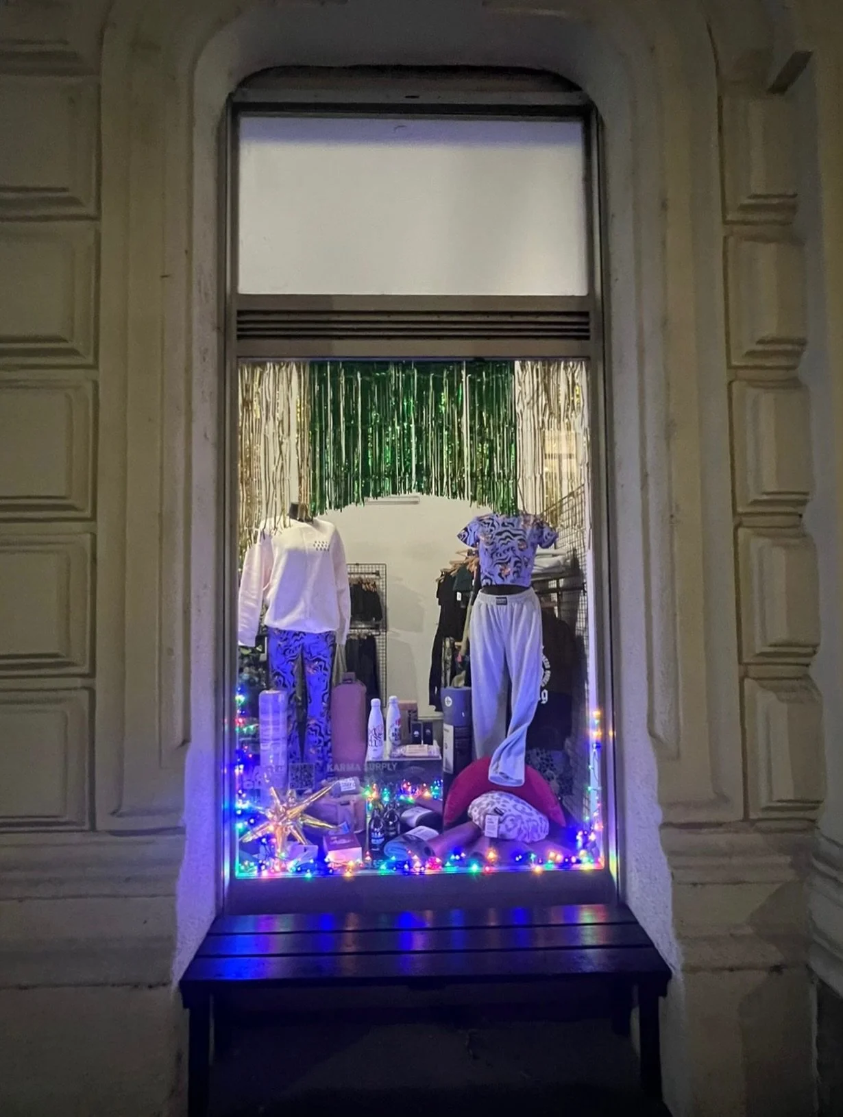 XMAS DISCO 🪩 IS ON, GANG &mdash; @bsuperkind war fleissig!!! 

&mdash;&mdash;&mdash;

@karma_supply 🖤 Yoga-Matten, Praxis-Supplies &amp; Bold Sports/Street-Wear 📍ONLINE &amp; OFFLINE IN 1070 VIENNA 💪 JOIN THE GANG! 

#yogastore #yogawien #yogavie