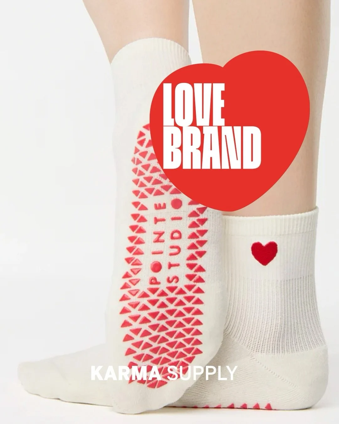 SOCKS SOCKS SOCKS 😍 weil Leben besser mit warmen F&uuml;&szlig;en und Good Grip 👌 von Love Brand @pointestudio 👉 f&uuml;r Yoga, Barre und Pilates! 

✔️ Rutschfeste PVC-Sohle f&uuml;r sicheren Halt.

✔️ Gepolstertes Terry-Fu&szlig;bett f&uuml;r ext