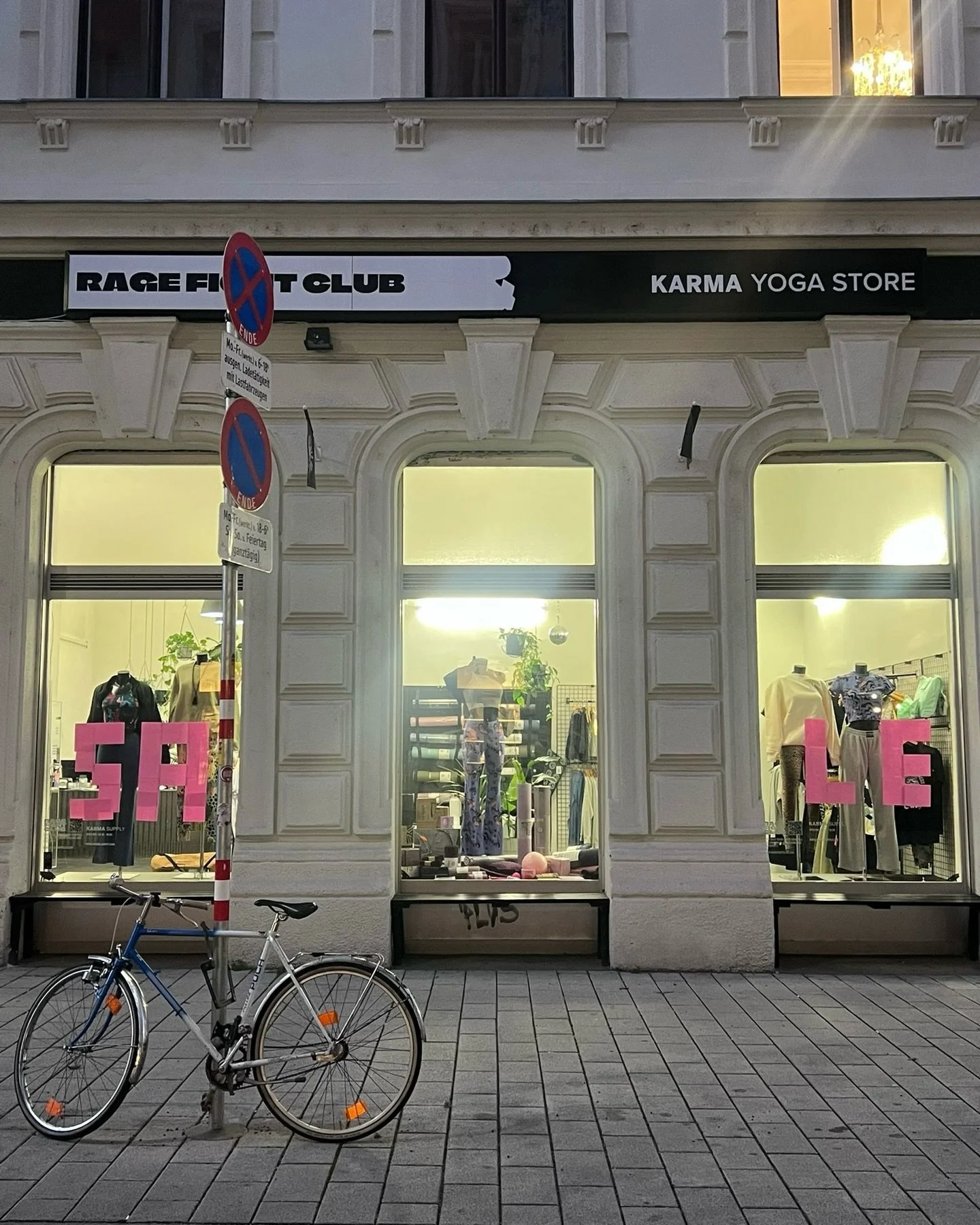 SALE IS ON, GANG 🖤 kommt im Store vorbei 👉 HUGS UND PROZENTE!!! 😍👌

&mdash;&mdash;&mdash;

@karma_supply&nbsp;🖤 Yoga-Matten, Praxis-Supplies &amp; Bold Sports/Street-Wear 📍ONLINE &amp; OFFLINE IN 1070 VIENNA 💪 JOIN THE GANG!

#yogastore&nbsp;#