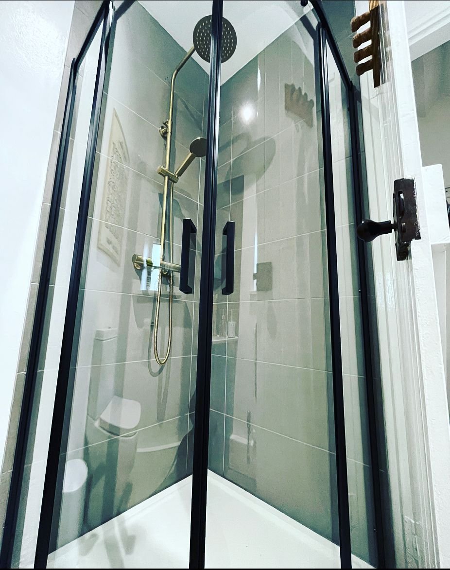 The best Peak District luxury holiday cottage. Jack's Cottage is located in the stunning village of Curbar and is a stone built cottage complete with hot tub, log fire and secure garden. Boutique modern bathroom with gold taps.